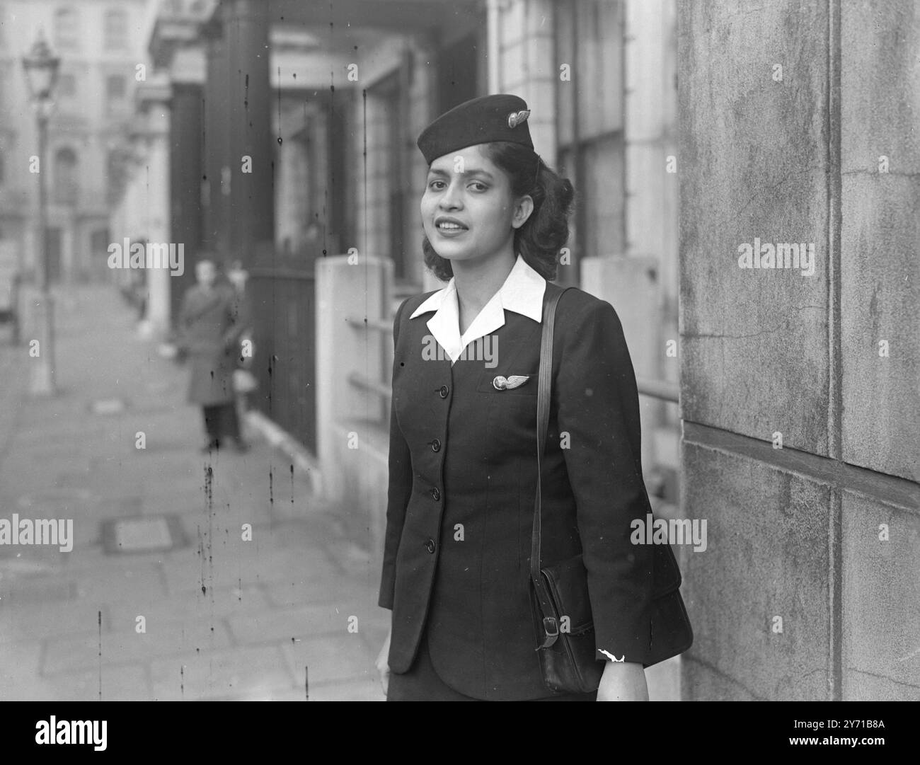 FILLE DE L'AIR DE L'INDE jolie hôtesse de l'air indienne, Mlle DORETHY CAELHO a volé des milliers de miles depuis qu'elle a pris ses fonctions d'hôtesse de l'air il y a 30 mois. Elle est l'une des trois hôtesses sur la partie Londres - le Caire des vols Bombay . Dorothy reçoit £46 par mois avec '' tout trouvé '' quand il est absent , sur les vols du Caire . Si elle reste un an à Londres , l'impôt sur le revenu est au taux britannique de près de 10 £ par mois - dix fois plus que ce qu'elle paie en Inde . 14 janvier 1949 Banque D'Images