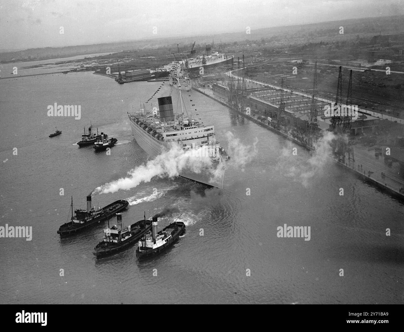 VOYAGE INAUGURAL DE DOLLAR- EARNER CARONIA PASSES RETARDÉE LA REINE MARY à vapeur lors de son voyage inaugural hors de Southampton , le navire de luxe Cunard White Star , le CARONIA de 34 183 tonnes, passe devant la REINE MARY , encore retardée par les dommages causés lorsqu'elle s'est échouée à Cherbourg. Le CARONIA , le premier paquebot britannique d'après-guerre conçu principalement comme un gagnant de dollars , est le plus grand construit dans le monde depuis la guerre ---à un coût approchant quatre millions de livres. Transportant près de 1 000 passagers, il est d'un parcours plus au sud plus proche des Açores que la route normale, le but étant d'en tester l'effet Banque D'Images