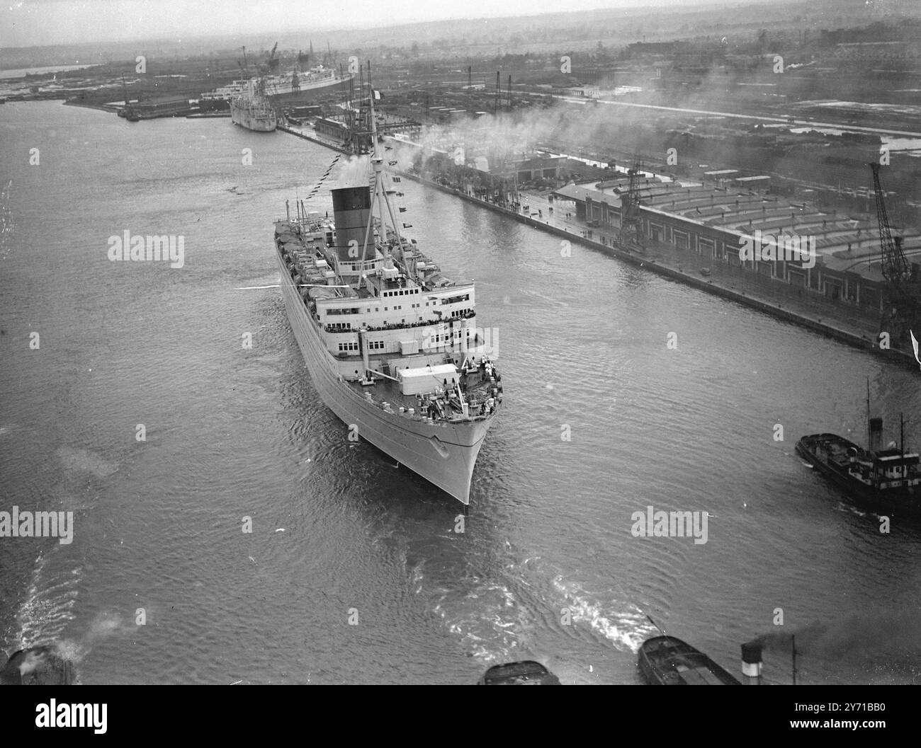 VOYAGE INAUGURAL DE DOLLAR- EARNER CARONIA PASSES RETARDÉE LA REINE MARY à vapeur lors de son voyage inaugural hors de Southampton , le navire de luxe Cunard White Star , le CARONIA de 34 183 tonnes, passe devant la REINE MARY , encore retardée par les dommages causés lorsqu'elle s'est échouée à Cherbourg. Le CARONIA , le premier paquebot britannique d'après-guerre conçu principalement comme un gagnant de dollars , est le plus grand construit dans le monde depuis la guerre ---à un coût approchant quatre millions de livres. Transportant près de 1 000 passagers, il est d'un parcours plus au sud plus proche des Açores que la route normale, le but étant d'en tester l'effet Banque D'Images