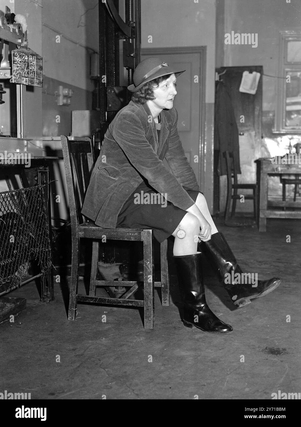 ELLE MARCHE POUR Une Miss '' Peggy'' (MARGARET) ROBERTSHAW , de l'usine Dunlop à Liverpool , a marché plus de 28 000 miles pour tester des chaussures par toutes sortes de temps, dans les rues de la ville et à travers une route de campagne très genre, chaque coin avec un podomètre autour de sa jambe, elle pointe à 8,30 et va à Liverpool ou prend un bus dans le pays environnant, marchant 12 miles , avec une pause pour le repas de midi, pointage à 5,15. Mlle Robershaw marche cinq jours par semaine depuis neuf ans, huit d'entre eux avant la guerre, les chaussures sont également testées dans l'usine où marchent les ouvriers Banque D'Images