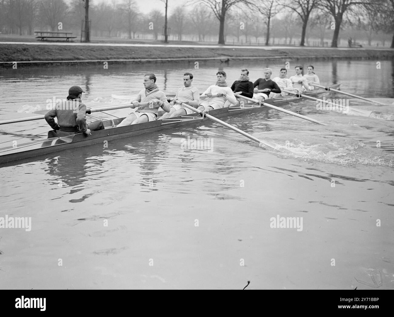 CAMBRIDGE NO. J'ÉQUIPE SUR LE CAM. L'Université de Cambridge no. J'équipe en formation sur la Cam pour la prochaine Oxford V. Cambridge Boat Race . Les ''Light Blues'' essaient deux équipages à partir desquels ils feront leur sélection finale. De gauche à droite:- UNDERWOOD(COX) , LLOYD JOHNSON , MASSEY , BIRCHER , Straker , MOORE, WALKER et LUDFORD (arc) 4 janvier 1949 Banque D'Images