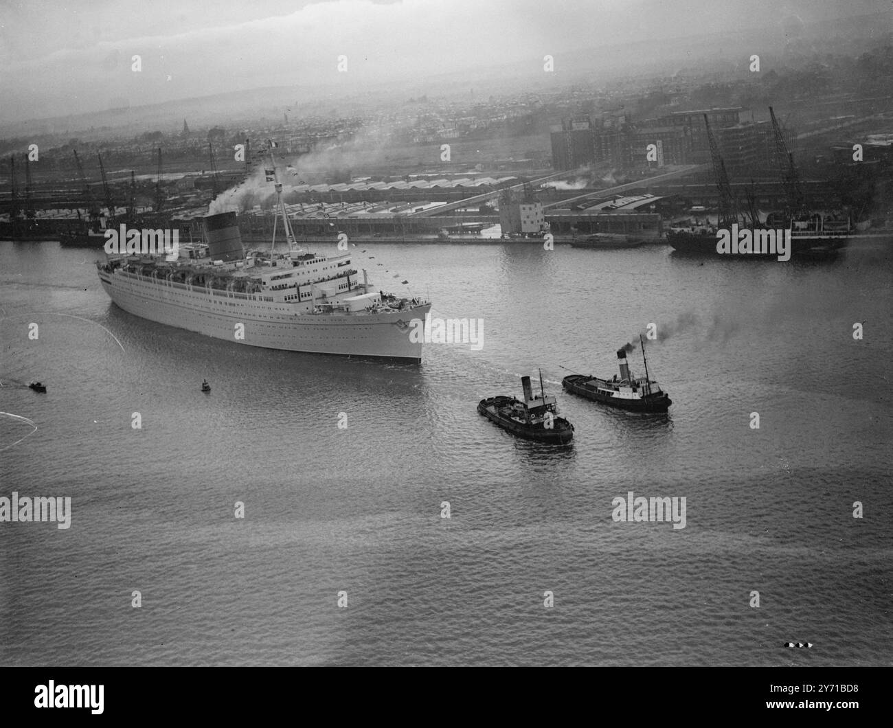 VOYAGE INAUGURAL DE DOLLAR- EARNER CARONIA PASSES RETARDÉE LA REINE MARY à vapeur lors de son voyage inaugural hors de Southampton , le navire de luxe Cunard White Star , le CARONIA de 34 183 tonnes, passe devant la REINE MARY , encore retardée par les dommages causés lorsqu'elle s'est échouée à Cherbourg. Le CARONIA , le premier paquebot britannique d'après-guerre conçu principalement comme un gagnant de dollars , est le plus grand construit dans le monde depuis la guerre ---à un coût approchant quatre millions de livres. Transportant près de 1 000 passagers, il est d'un parcours plus au sud plus proche des Açores que la route normale, le but étant d'en tester l'effet Banque D'Images