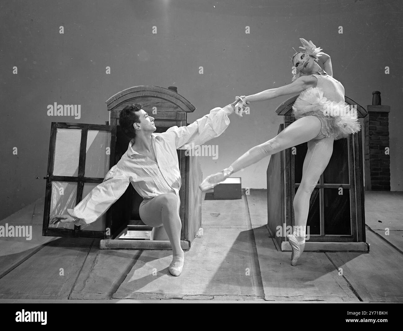 LA TÉLÉVISION BRITANNIQUE VA TOUT FRANÇAIS la dernière contribution de la télévision à l' ''entente cordial'' a apporté une touche de gaieté parisienne au programme britannique lorsque les Ballets de Paris de Roland petite ont donné une représentation au Alexander Palace Studio de Londres , ils sont l'une des nombreuses compagnies de ballet françaises amenées en Angleterre pour une série de programmes . L'IMAGE MONTRE:- '' Chat chasseur '' ROLAND PETIT (à gauche) -le seul être humain '' dans ce ballet inhabituel de chats-chasse la voiture blanche ( COLETTE MARCHAND ) à travers les tuiles pendant la performance télévisée . 3 janvier 1948 3 J Banque D'Images