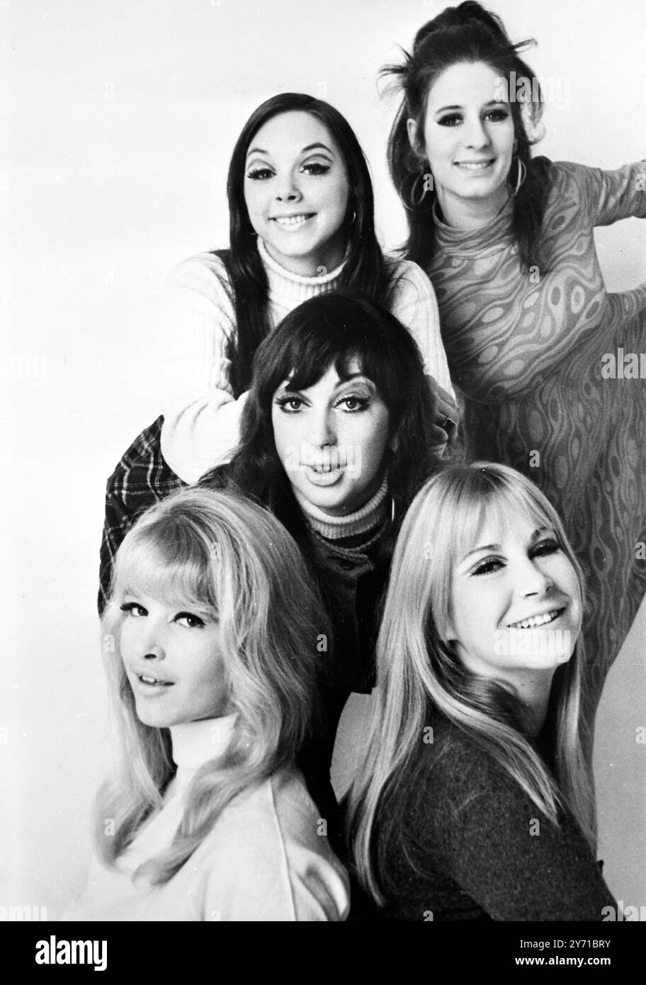 Le groupe de danse populaire connu sous le nom de Pan's People . Anciennement connu sous le nom de " Beat Girls " , le groupe se rend en Belgique au début de la nouvelle année pour une série d'émissions diffusées à la télévision par radiodiffusion. Comme les Beat Girls , le groupe a terminé deux séries télévisées en Hollande . Barbara Lord (à gauche puis de haut en bas) Dee Dee Wilde , Penelope Fergusson , Flick Colby et Lorelly Harris 19 décembre Banque D'Images