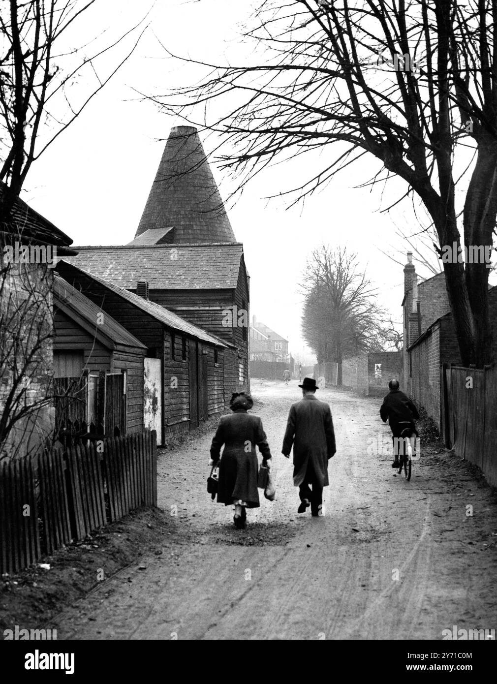 SE BATTRE POUR SAUVER LES DERNIÈRES MAISONS OAST Hurst , Bexley , Kent se bat pour préserver ce qui sont considérés comme les seules maisons oast restantes dans la région métropolitaine , montré ici à Hurst Farm . Un nouveau lotissement est proposé pour la région et on craint que les maisons oast ne soient détruites. Hurst Horticultural Society a offert d'être responsable de la réparation et de la rénovation de ces bâtiments si le conseil les épargnait et les construisait en rond, mais le conseil a répondu que la question ne pouvait être tranchée tant que le plan - hors du nouveau programme de logement n'était pas finalement mis en place . Entre-temps, le Banque D'Images