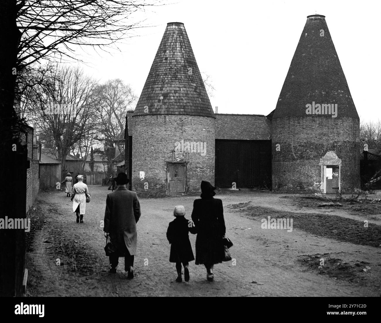 SE BATTRE POUR SAUVER LES DERNIÈRES MAISONS OAST Hurst , Bexley , Kent se bat pour préserver ce qui sont considérés comme les seules maisons oast restantes dans la région métropolitaine , montré ici à Hurst Farm . Un nouveau lotissement est proposé pour la région et on craint que les maisons oast ne soient détruites. Hurst Horticultural Society a offert d'être responsable de la réparation et de la rénovation de ces bâtiments si le conseil les épargnait et les construisait en rond, mais le conseil a répondu que la question ne pouvait être tranchée tant que le plan - hors du nouveau programme de logement n'était pas finalement mis en place . Entre-temps, le Banque D'Images