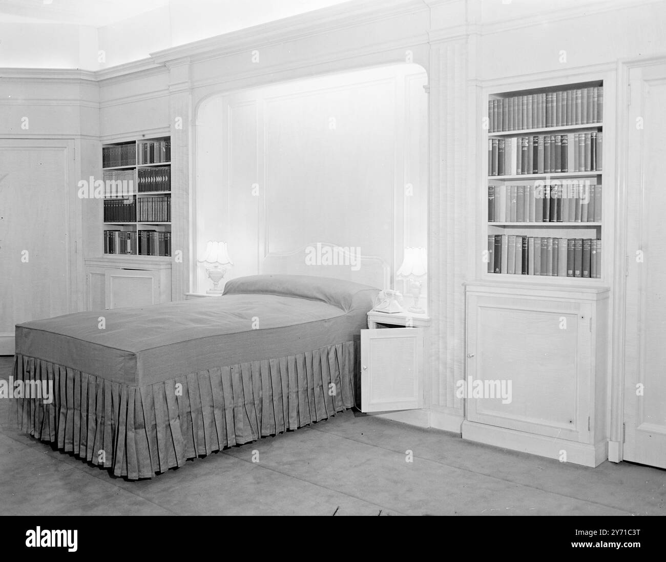 SUITE CHAMBRE ROYALE - CADEAU DE GLASGOW À LA PRINCESSE ELIZABETH ET AU DUC D'ÉDIMBOURG la Royal Bedroom suite - le cadeau de mariage des gens de Glasgow à la princesse Elizabeth et le Duc d'Édimbourg , est probablement l'exemple le plus parfait de l'artisanat de meubles fins ces dernières années. Il est de sycomore écossais blanc et se compose de 14 pièces. La suite est l'œuvre de Neil Morris, concepteur de meubles écossais, 31 ans, qui est à la tête de la célèbre Clydeside , qui était responsable des intérieurs de la ''Queen Mary''' Queen Elizabeth'' et de l'autre paquebot Cunard White Star '' Caroni Banque D'Images