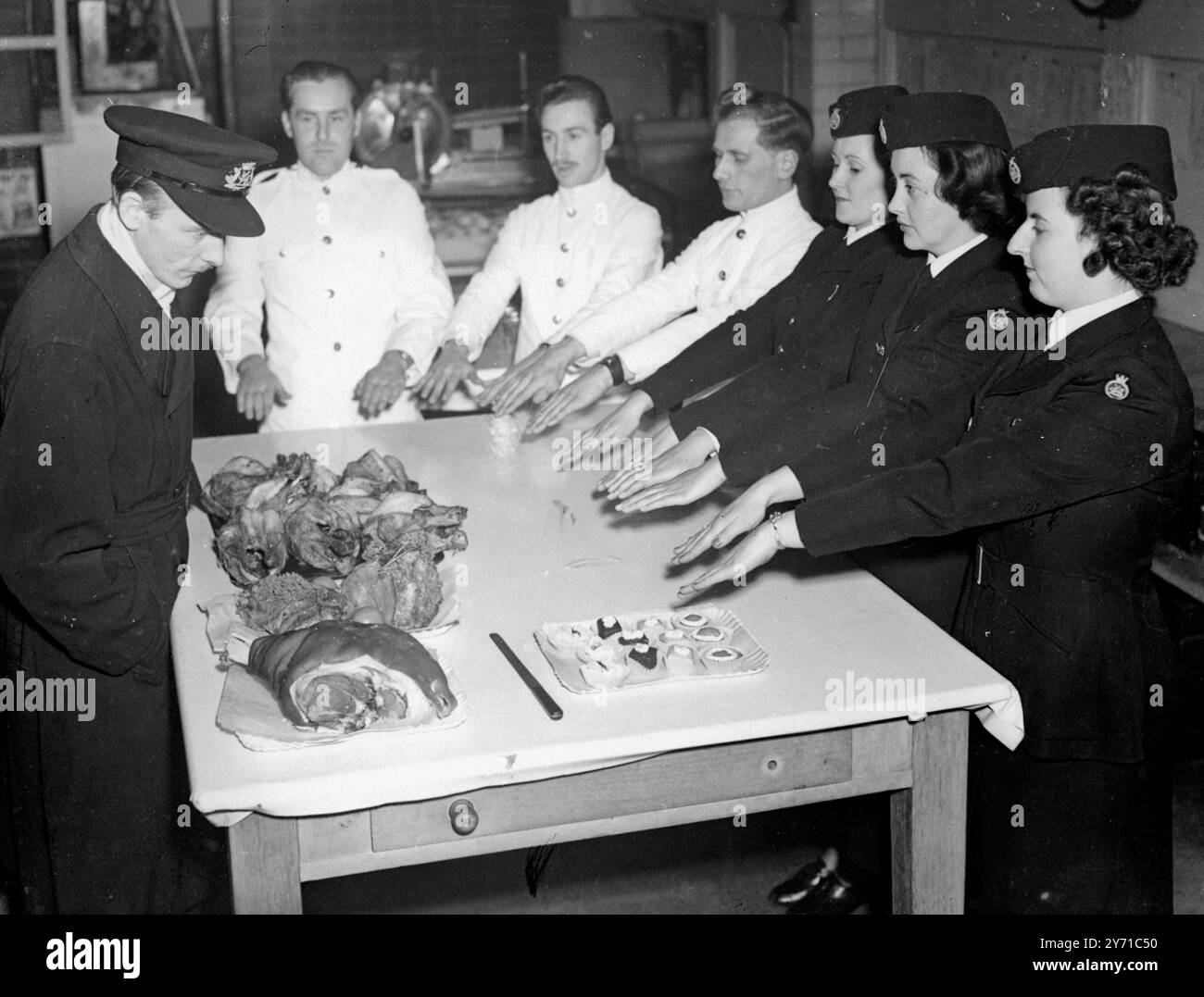 '' LES DOIGTS ET LES MOUCHES FOUILLENT LA NOURRITURE '' les stewards et les stewardesses à l'aéroport de Londres ont leurs mains inspectées par un agent de restauration pour la propreté avant de manipuler la nourriture. B.O.A.C. sert quelque 200 000 repas par mois aux passagers et au personnel dans différents climats, des tropiques à l'hiver nord-américain. Des conférenciers et des démonstrations sont donnés au personnel de restauration et de cuisine par des spécialistes du Ministère de la santé , tandis que les méthodes de destruction et de stérilisation des ravageurs sont enseignées au personnel pour lutter contre les mouches et autres ravageurs . 21 janvier 1949 Banque D'Images