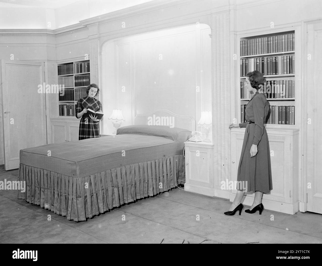 SUITE CHAMBRE ROYALE - CADEAU DE GLASGOW À LA PRINCESSE ELIZABETH ET AU DUC D'ÉDIMBOURG la Royal Bedroom suite - le cadeau de mariage des gens de Glasgow à la princesse Elizabeth et le Duc d'Édimbourg , est probablement l'exemple le plus parfait de l'artisanat de meubles fins ces dernières années. Il est de sycomore écossais blanc et se compose de 14 pièces. La suite est l'œuvre de Neil Morris, concepteur de meubles écossais, 31 ans, qui est à la tête de la célèbre Clydeside , qui était responsable des intérieurs de la ''Queen Mary''' Queen Elizabeth'' et de l'autre paquebot Cunard White Star '' Caroni Banque D'Images