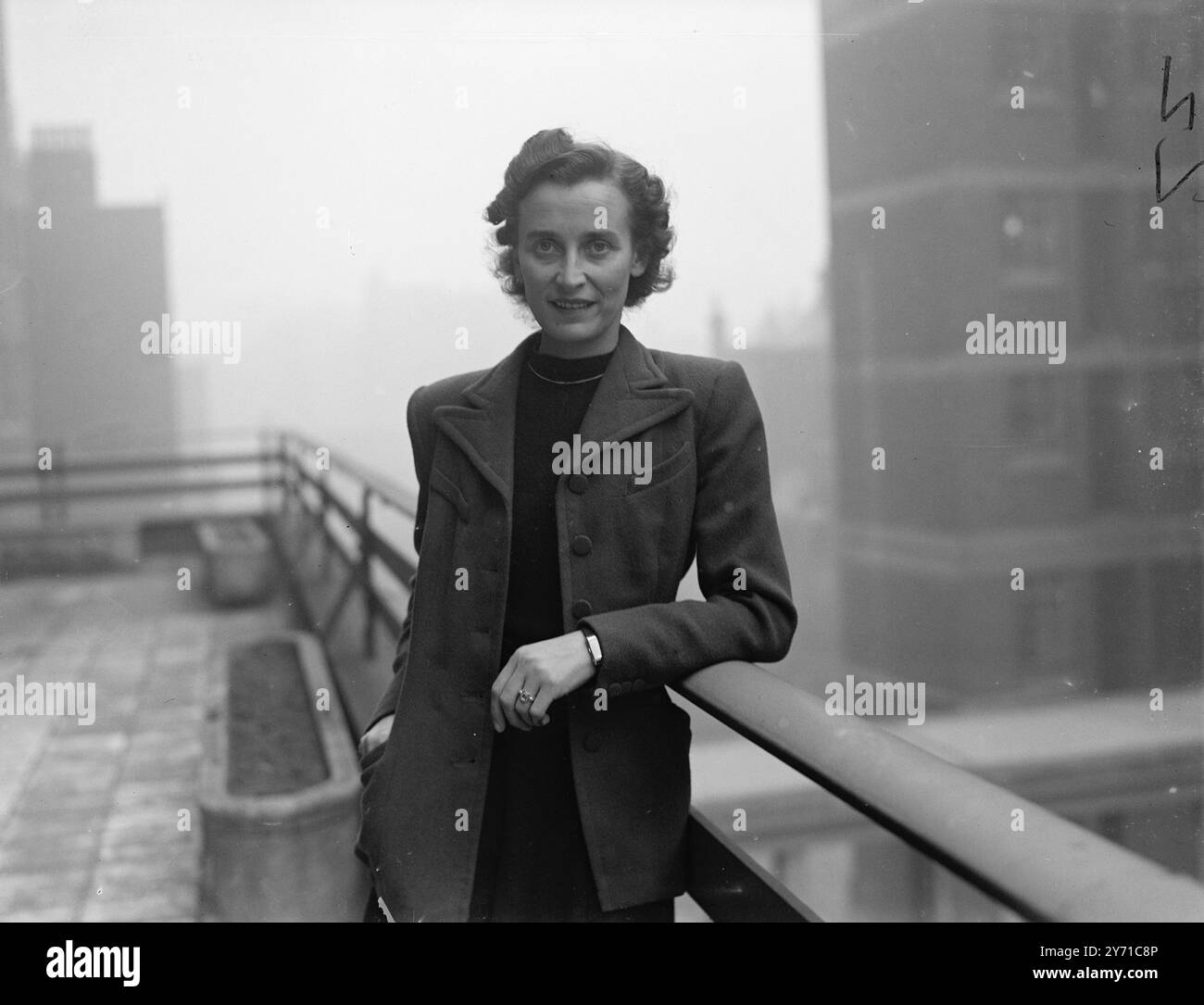 À MARTY ARCHDIACRE, Miss NORA GREGG , Super intendante de nuit du Great Ormonde Street Children's Hospital , Londres , a annoncé ses fiançailles à l'Archdiacre de Londres , le Vénérable OSWIN HARVARD GIBBS-SMITH , qui est le plus jeune Archdiacre de Londres depuis plus d'un siècle . L'évêque de Londres et le doyen de la famille Paul's officieront au mariage en juin ou juillet. Miss Gregg est la fille de feu M. H. Gregg et de Mme , Gregg de Bournemouth . PHOTOS :- MLLE NORA GREGG , photographiée à Londres . 27 janvier 1949 Banque D'Images