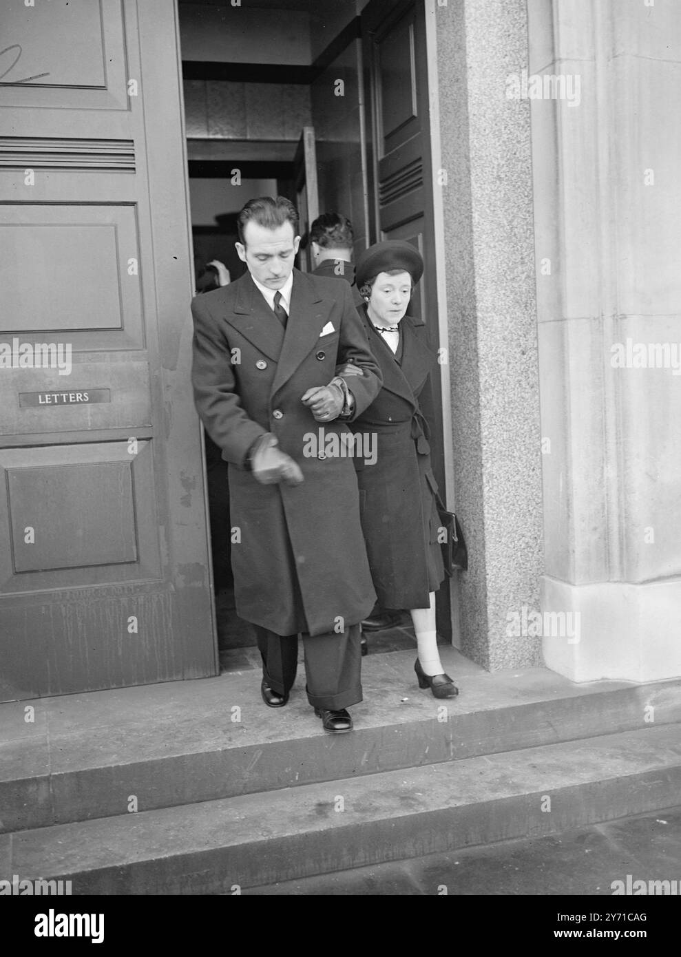 L'ENQUÊTE A REPRIS SUR UNE FEMME RETROUVÉE MORTE DANS LA MAISON DE PARSEE. L'enquête a repris à Epsom , Surrey , sur Phyllis May Newell , la femme qui a été retrouvée morte dans le manoir Epsom de Mr , Nusli Whaddia , millionnaire Parsees . Le mari de la femme décédée, M. Victor Newell , revenu en Angleterre d'Amérique récemment . L'ENQUÊTE S'EST TERMINÉE par le verdict ''MORT DE CAUSES NATURELLES''. L'image montre:- Mr . VICTOR NEWELL , mari de la femme décédée et sa mère photographiée à Epsom . 28 janvier 1949 Banque D'Images