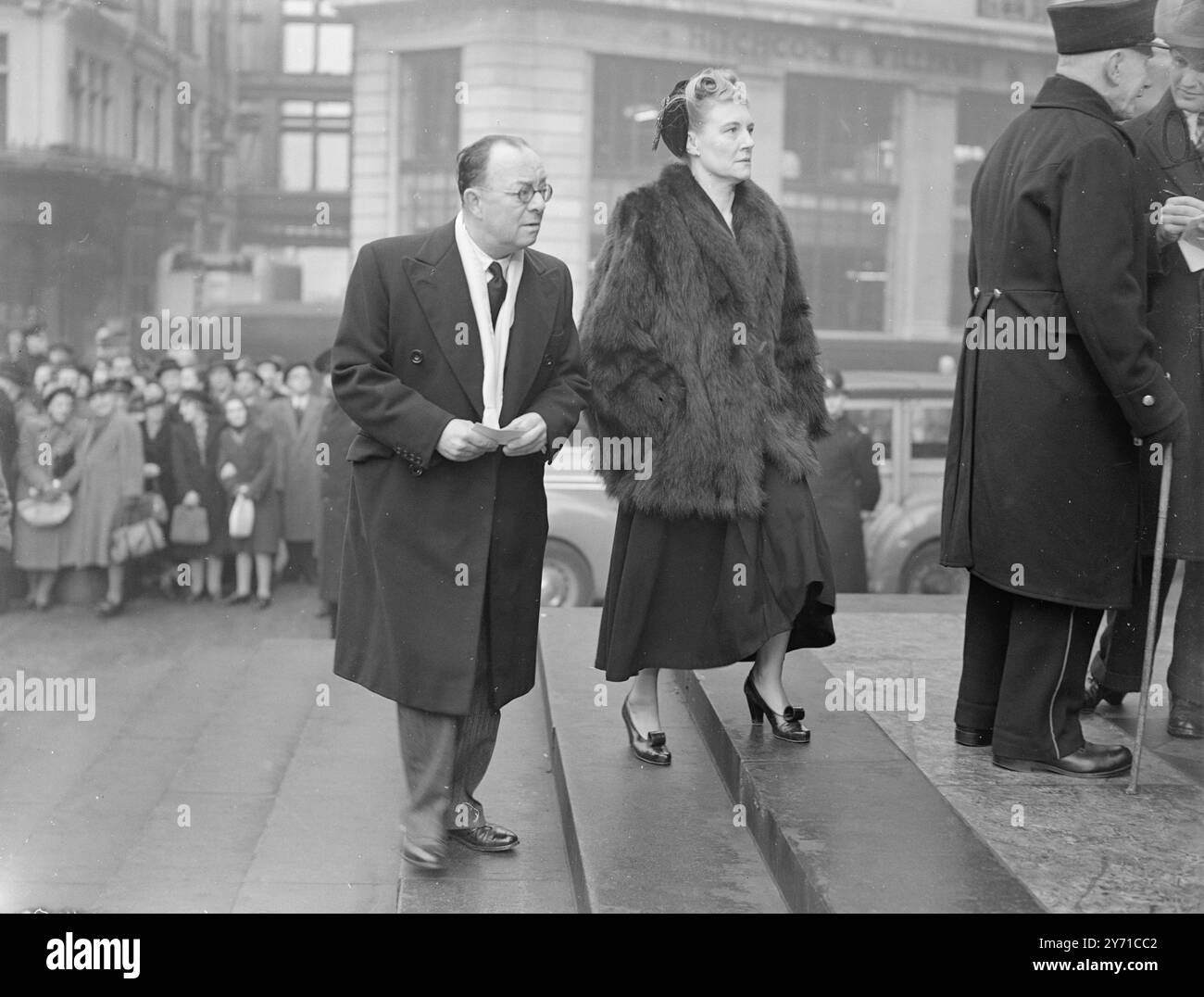 LES HONNEURS DE LA NATION '' ITMA '' le COMÉDIEN de la NATION , Tommy HANDLEY , de '' ITMA '' renommée , a été honoré lors d'un service commémoratif à St. Cathédrale de Paul, Londres. Les gens ont pu rendre leur propre hommage à l'homme qui les a fait rire. L'occasion était unique dans le fait que c'est probablement la première fois qu'un acteur est honoré à St. Celui de Paul , habituellement considéré comme la réserve des soldats , des marins et des hommes d'État . L'IMAGE MONTRE:- Mr . LESLIE HENSON , de renommée radiophonique et scénique , photographié à St. Paul est quand il a assisté au service commémoratif Tommy Handley. 27 janvier 1949 Banque D'Images