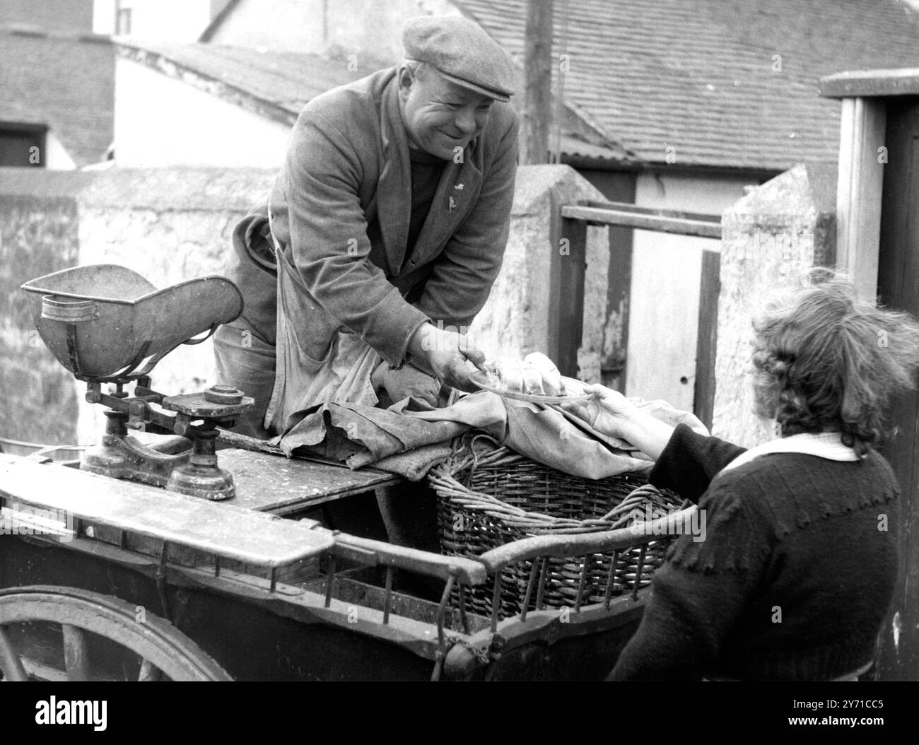 Sympathique vendeur de poissons de rue WH Pryor , Penzance , Cornouailles , Angleterre . 20 janvier 1956 Banque D'Images