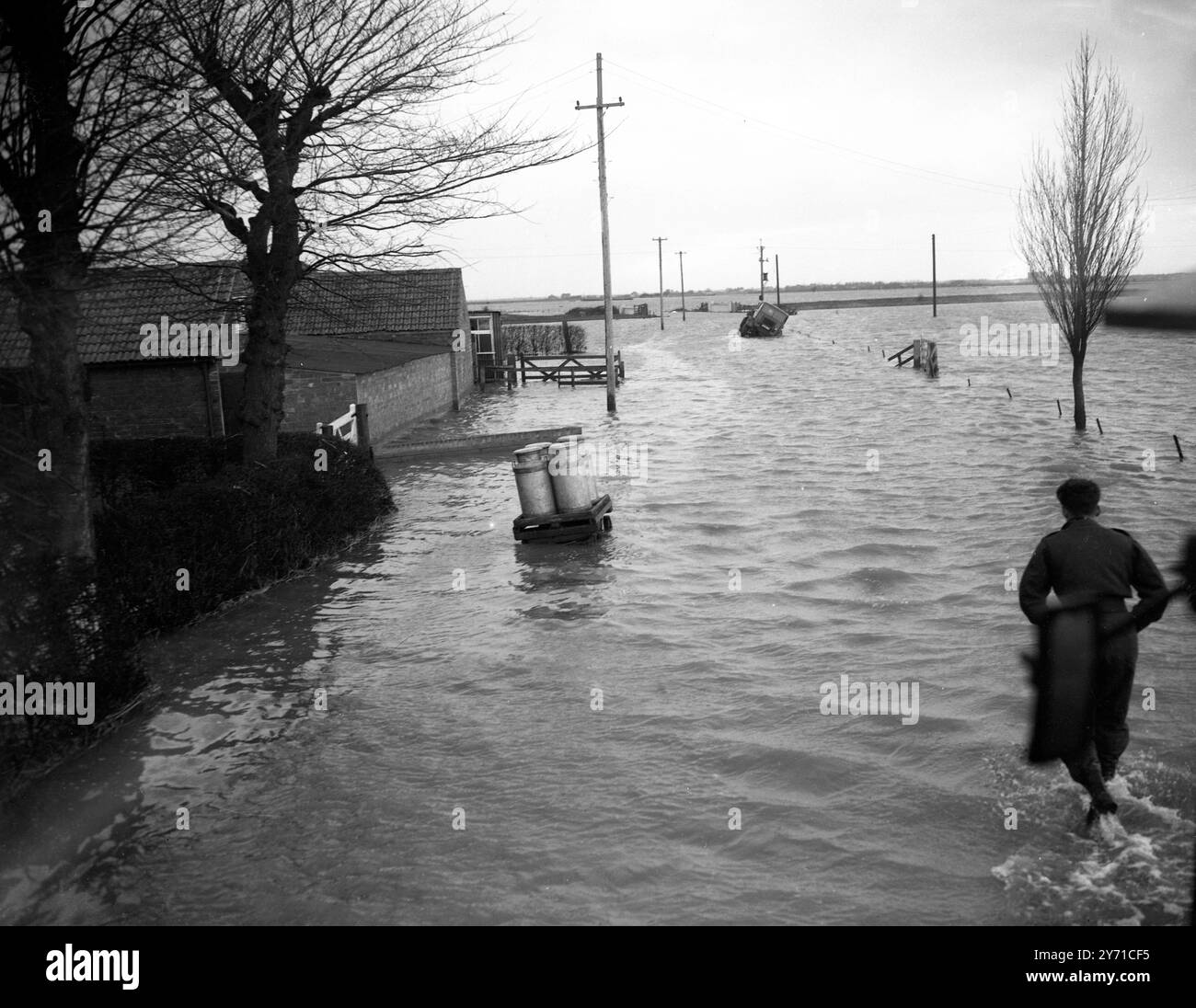 Des centaines de morts et des milliers de sans-abri dans les inondations en Grande-Bretagne . Des centaines de personnes ont trouvé la mort dans les grandes inondations qui ont balayé l'est de l'Angleterre à cause de la mer fouettée par un ouragan , détruisant les défenses côtières . Spectacles de photos : les voitures et même les camions sont presque retournés par la grande mer intérieure de l'eau d'inondation qui entoure cette ferme dans la région de Trusthorpe Neat Mablethorpe , Lincolnshire . 2 février 1953 Banque D'Images Des centaines de morts et des milliers de sans-abri dans les inondations en Grande-Bretagne . Des centaines de personnes ont trouvé la mort dans les grandes inondations qui ont balayé l'est de l'Angleterre à cause de la mer fouettée par un ouragan , détruisant les défenses côtières . Spectacles de photos : les voitures et même les camions sont presque retournés par la grande mer intérieure de l'eau d'inondation qui entoure cette ferme dans la région de Trusthorpe Neat Mablethorpe , Lincolnshire . 2 février 1953 Banque D'Images