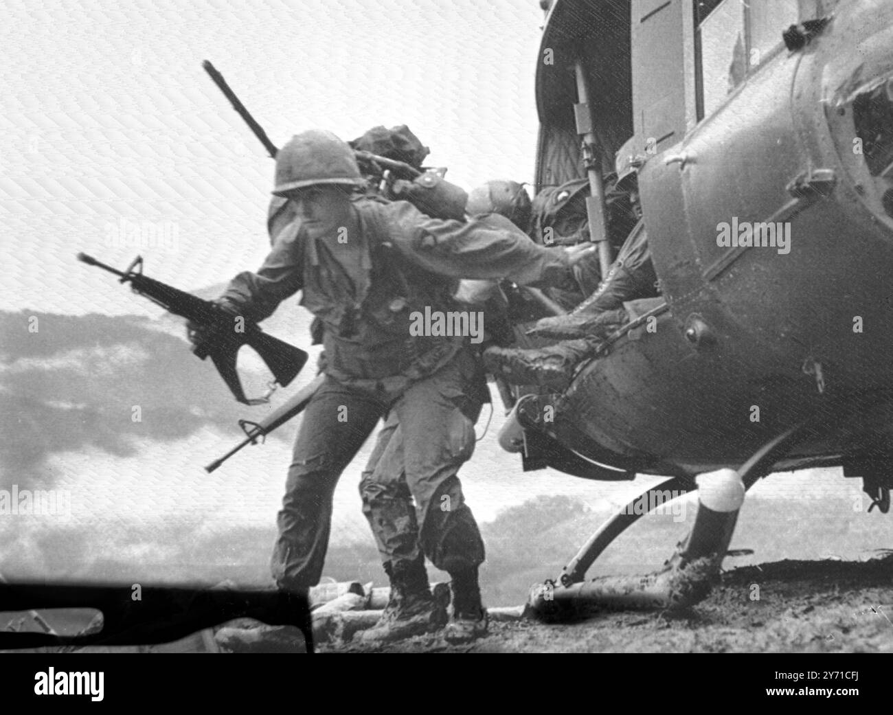 De nouveaux combats ont éclaté sur Hamburger Hill, la forteresse communiste capturée par les troupes alliées après des combats sanglants plus tôt cette semaine. Les parachutistes américains tenant la colline rapportent avoir tué 21 Nord-Vietnamiens dans des affrontements dispersés autour du pic de 3000 pieds. Ici , les parachutistes chargent depuis un hélicoptère pendant les combats là-bas le 18 mai, Une vallée de Shau , Sud Vietnam . 24 mai 1969 Banque D'Images