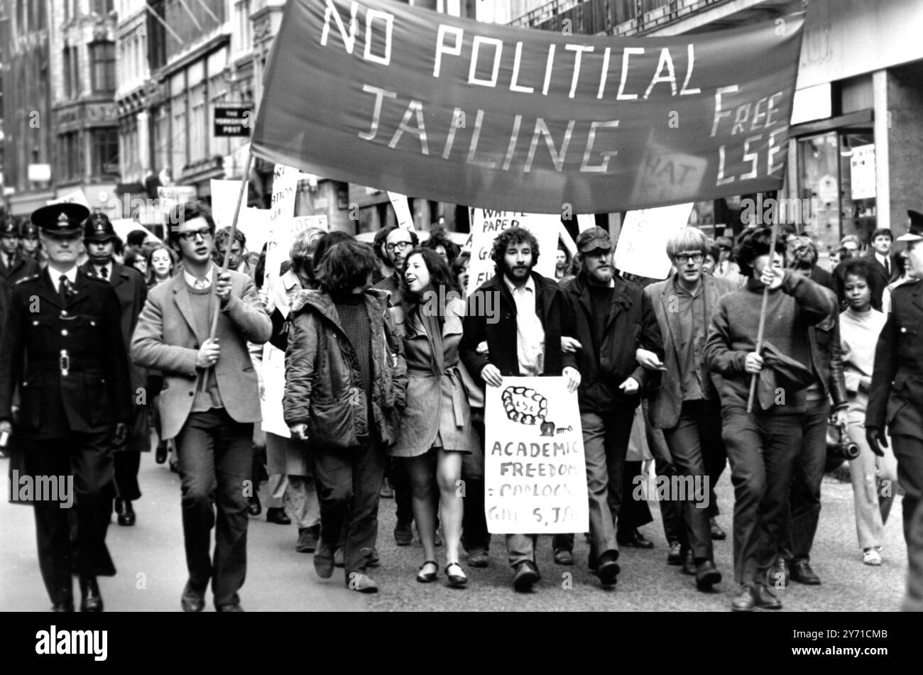 LSE Students Law court manifestation Londres : tenue d'une bannière en vol . Des étudiants de la London School of Economics , au nombre de plus de 50 , marchent le long de Fleet Street après avoir manifesté devant le tribunal de droit de Londres , où une demande était faite pour trois étudiants de la LSE pour être emprisonnés pour outrage au tribunal . Les trois étudiants sont M. John Rose , et deux Américains , M. David Trevor Slaney et M. Paul Hoch . Au cours de la manifestation, les étudiants brûlent des exemplaires du journal londonien The Financial Times , en guise de protestation contre Lord Robbins , président du Financial Times , qui est également président Banque D'Images