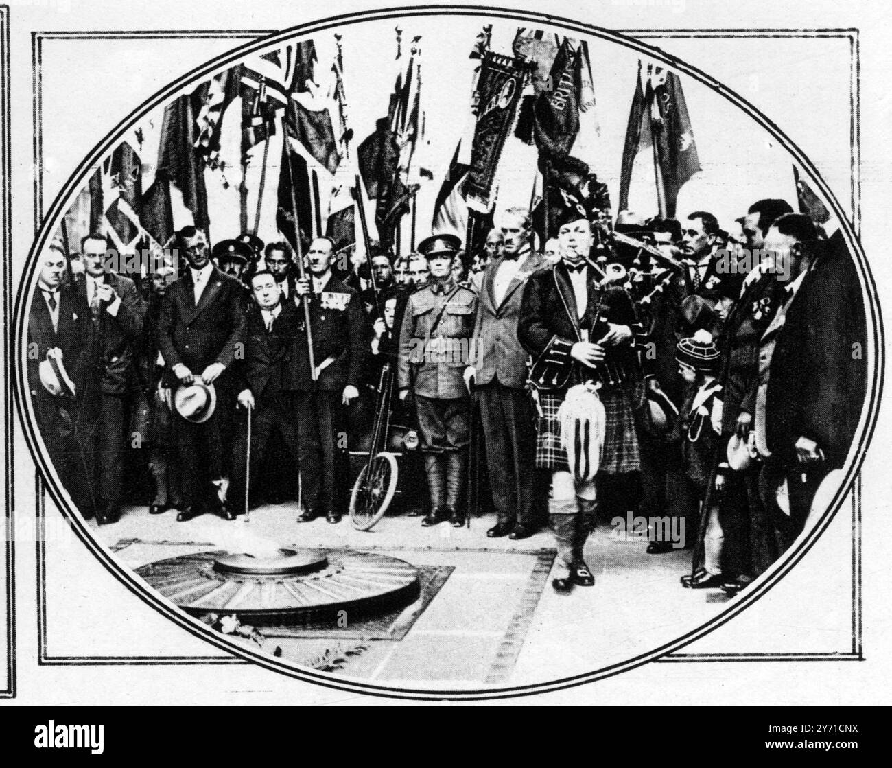 Le pèlerinage des grands champs de bataille : scènes de France et de Flandre lors du grand pèlerinage sur les champs de bataille organisé par la Légion britannique et la British Empire Service League et culminant avec la cérémonie à la porte de Menin, Ypres le 8 août 1928 , en présence du prince de Galles, des visites ont été effectuées dans diverses villes et villages , ainsi que dans des lieux associés à la vaillance britannique sur le front occidental. Au 5 août, quelque 11 000 pèlerins, dont près de la moitié étaient des femmes, avaient été stationnés dans une vingtaine de villes de France et de Belgique. Photo montre : un joueur de cornemuse écossais jouant ' les fleurs du Banque D'Images