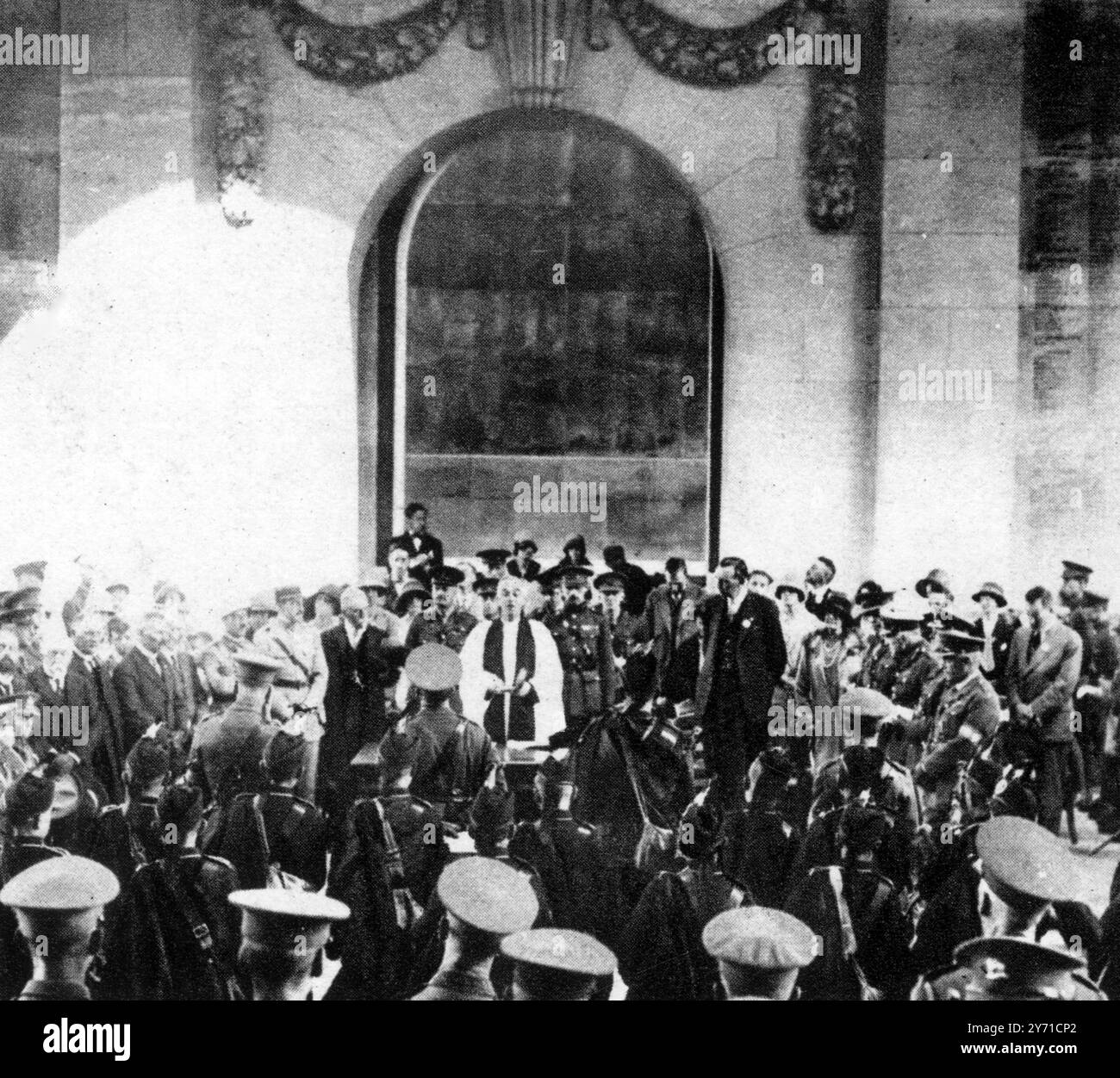 Le pèlerinage des grands champs de bataille : scènes de France et de Flandre lors du grand pèlerinage sur les champs de bataille organisé par la Légion britannique et la British Empire Service League et culminant avec la cérémonie à la porte de Menin, Ypres le 8 août 1928 , en présence du prince de Galles, des visites ont été effectuées dans diverses villes et villages , ainsi que dans des lieux associés à la vaillance britannique sur le front occidental. Au 5 août, quelque 11 000 pèlerins, dont près de la moitié étaient des femmes, avaient été stationnés dans une vingtaine de villes de France et de Belgique. Expositions de photos : à la porte Menin , Ypres , un jour ou deux bef Banque D'Images