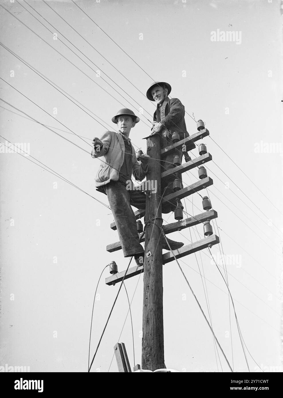 Réparation des lignes téléphoniques après les dégâts causés par la bombe 1940 Banque D'Images