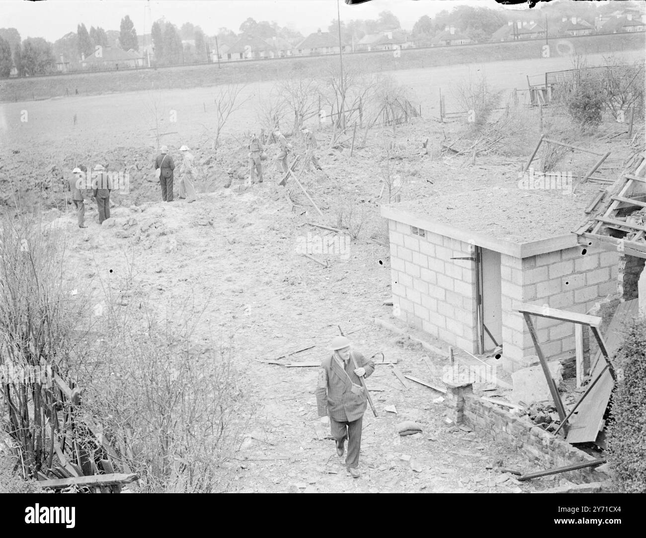 Dégâts après l'explosion d'une mine ennemie larguée 1940 Banque D'Images