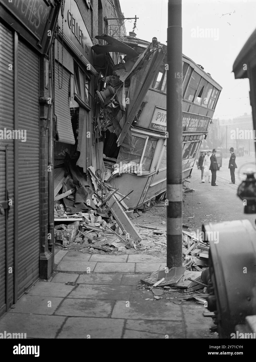 Crash du tramway dans les magasins du 77 Woolwich New Road, Woolwich, Londres le 18 avril 1946 Banque D'Images Crash du tramway dans les magasins du 77 Woolwich New Road, Woolwich, Londres le 18 avril 1946 Banque D'Images