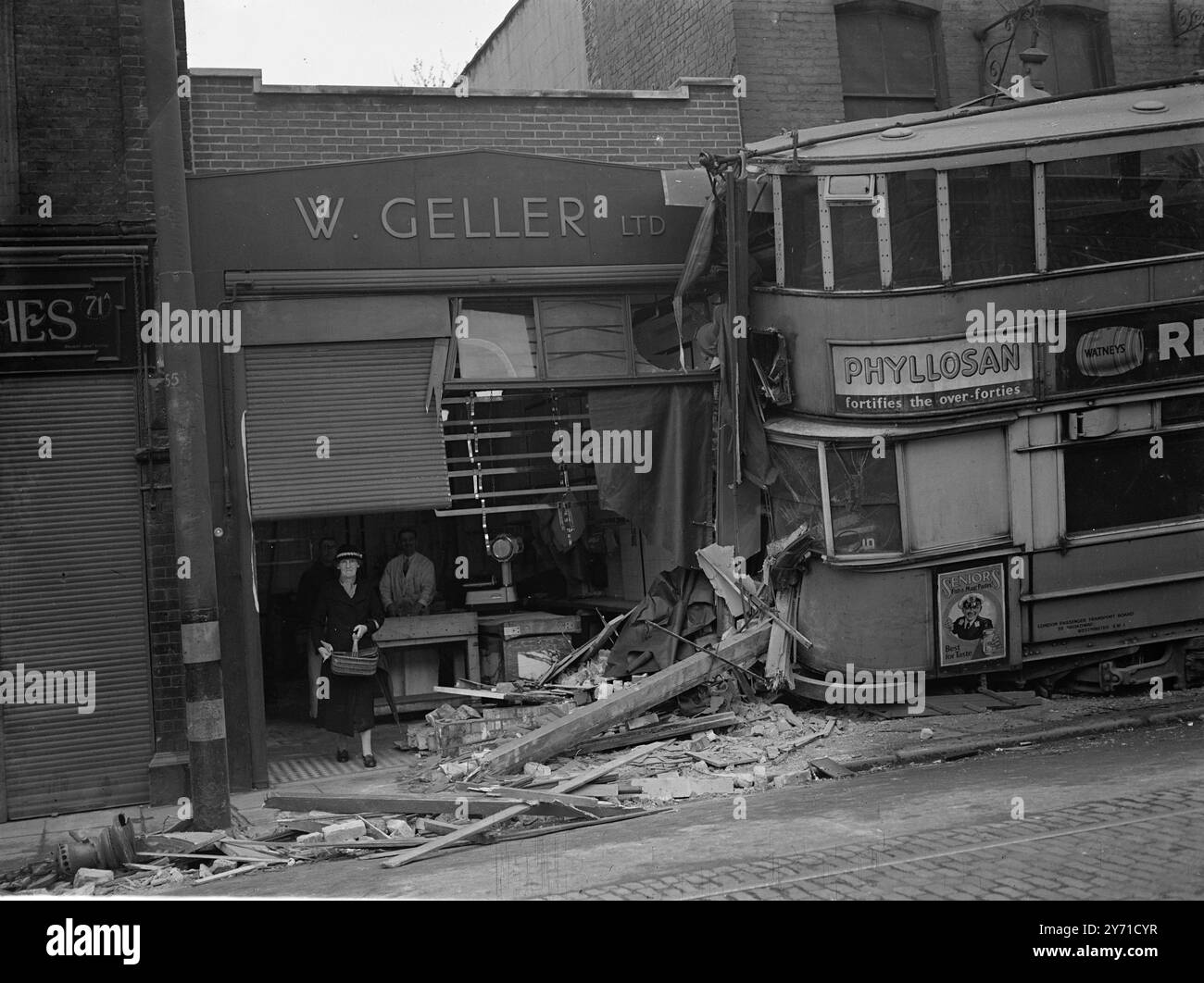 Crash du tramway dans les magasins du 77 Woolwich New Road, Woolwich, Londres le 18 avril 1946 Banque D'Images Crash du tramway dans les magasins du 77 Woolwich New Road, Woolwich, Londres le 18 avril 1946 Banque D'Images