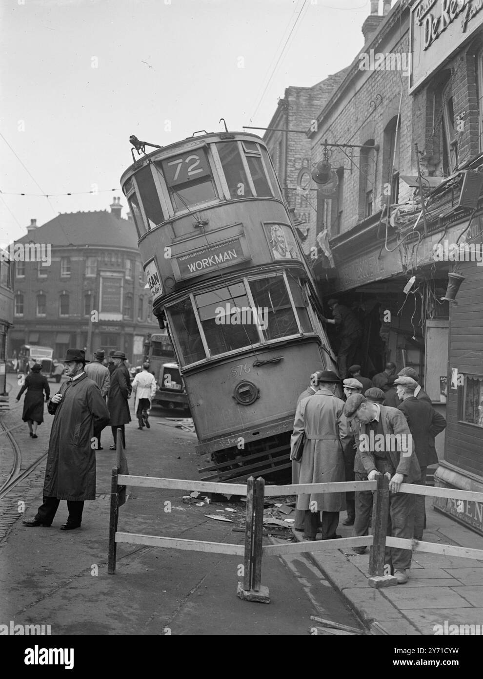 Crash du tramway dans les magasins du 77 Woolwich New Road, Woolwich, Londres le 18 avril 1946 Banque D'Images