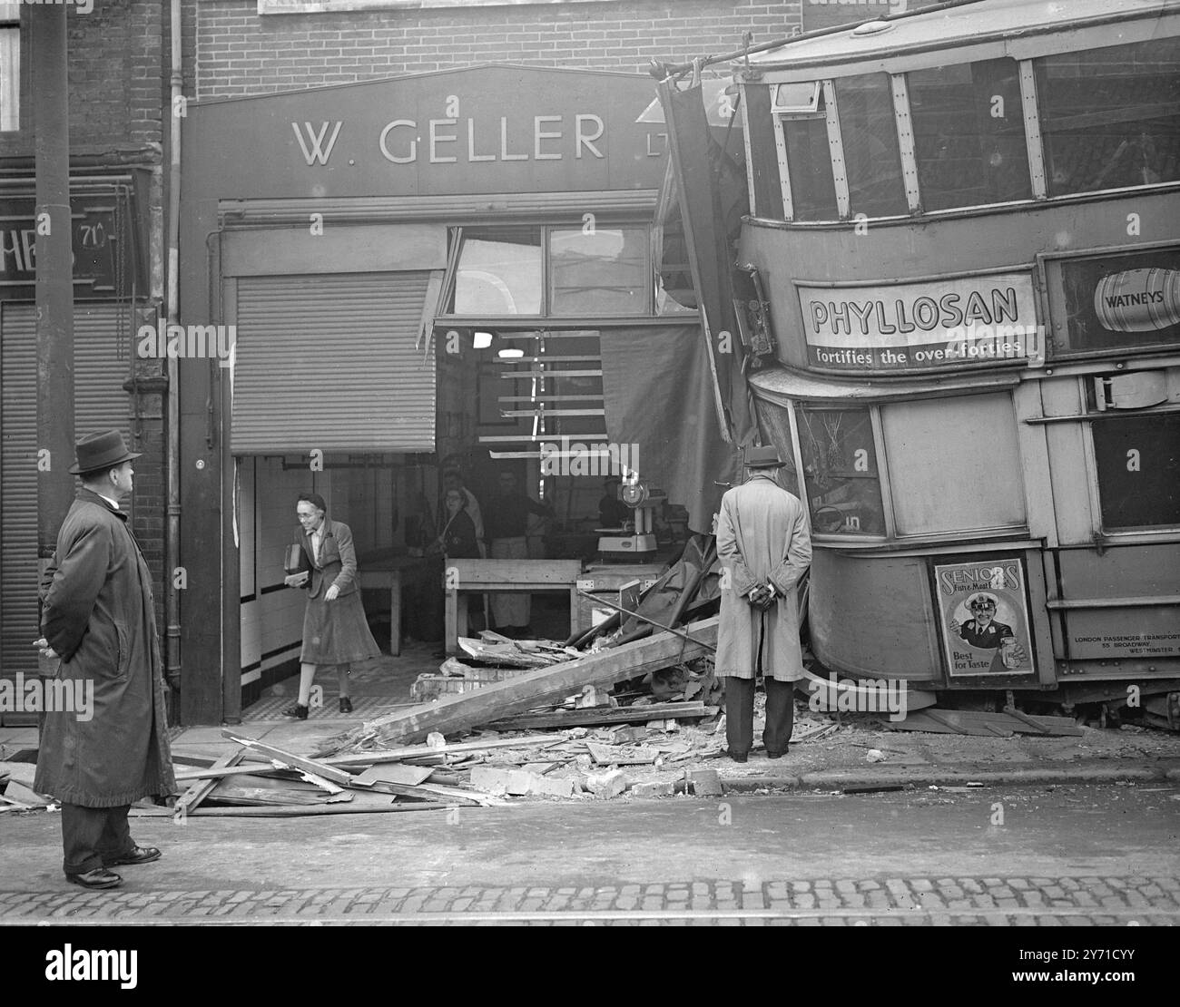 Crash du tramway dans les magasins du 77 Woolwich New Road, Woolwich, Londres le 18 avril 1946 Banque D'Images Crash du tramway dans les magasins du 77 Woolwich New Road, Woolwich, Londres le 18 avril 1946 Banque D'Images