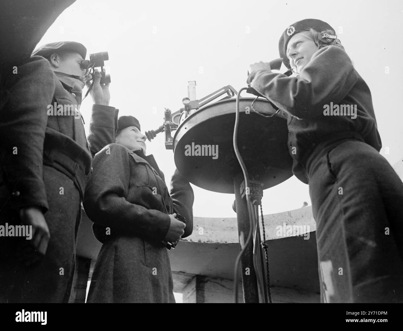 ' OBSERVATIONS D'APRÈS-GUERRE ' EXCERSISE DU ROYAL OBSERVER CORPS. La plus grande excervee d'après-guerre du ROYAL OBSERVER CORPS, impliquant plus de 400 postes , a eu lieu hier à Bedford, dans le sud de Durham, dans le nord. Des chasseurs à réaction et d'autres avions du Fighter Command Bomber Command et de la Royal Auxiliary Air Force y participèrent. L'IMAGE MONTRE:- 'WORM ' S EYE VIEW' de gauche à droite , observateur . MARY MCQUAID ; et l'observatrice JOYCE TAYLOR, entrent en action au QG de Bedford pendant l'exercice. 10 mai 1948 Banque D'Images