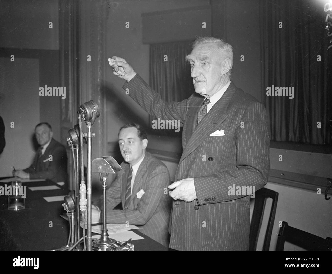 EXPERT MONDIAL DE L'ALIMENTATION RENCONTRE LA PRESSE SIR JOHN BOYD ORR, DSO, MC, FRS, qui a récemment démissionné de son poste de Directeur général de l'Organisation des Nations Unies pour l'alimentation et l'agriculture, a tenu une réunion de presse à Montague House , Londres, cet après-midi. IMAGES : SIR JOHN BOYD ORR dans une ambiance expressive à sa confrence de presse aujourd'hui. 10 mai 1948 Banque D'Images
