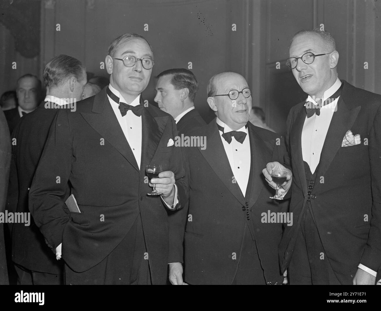 FÉDÉRATION DES FABRICANTS DE BOTTES DINNERLa Fédération des fabricants de bottes a tenu un dîner en l'honneur de Mr.G.R. Colvin, à l'hôtel Mayfair, Londres, ce soir (mardi). L'IMAGE MONTRE ;- de gauche à droite : MR. G.R. COLVIN, MR.T.N. BIRD, président de Dolcis and East Midland Allied Press, et Mr.P.T. BUTLIN, de Rothwell. 14 décembre 1948 Banque D'Images