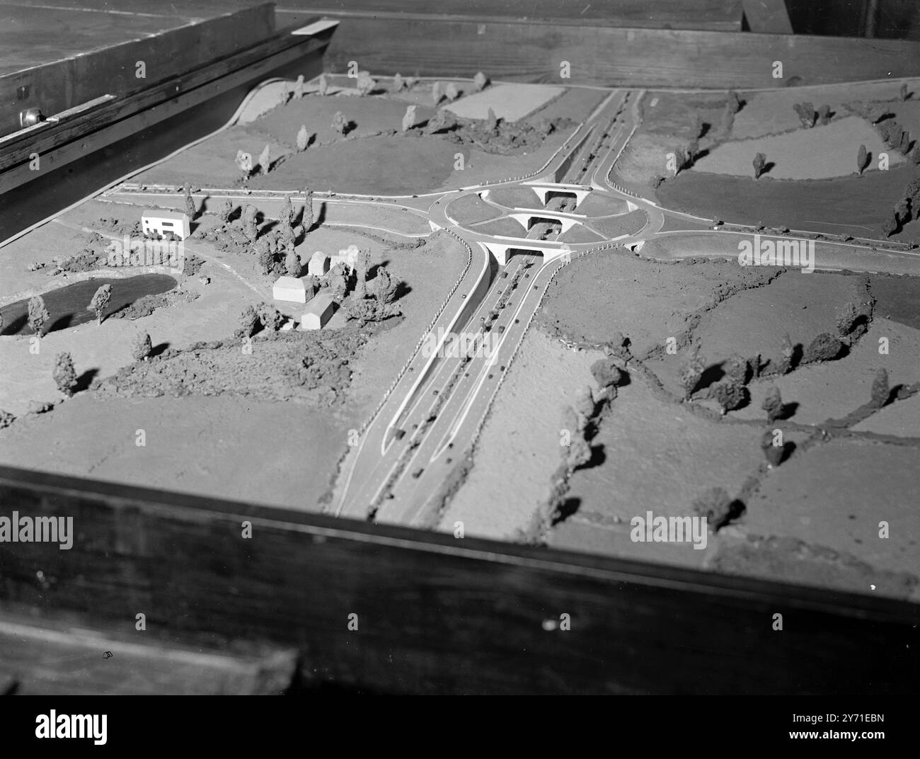 '' SURVOL '' ROUTE DES JONCTIONS DU FUTUR . Le ministre des Transports , le RT . L'voix . ALFRED BARNES , député, a ouvert une exposition de maquettes d'autoroutes au siège du ministère des Transports à Londres . L'exposition qui présente des idées sur les routes automobiles de l'avenir coïncide avec la première réunion à la Chambre des communes du Comité permanent chargé d'étudier le projet de loi spécial sur les routes . Certains des modèles comportaient la disposition et le traitement des carrefours routiers avec le système de rond-point « Fly-over » de préférence à la méthode Clover-Leaf qui nécessite une grande quantité de terres utilisées Banque D'Images