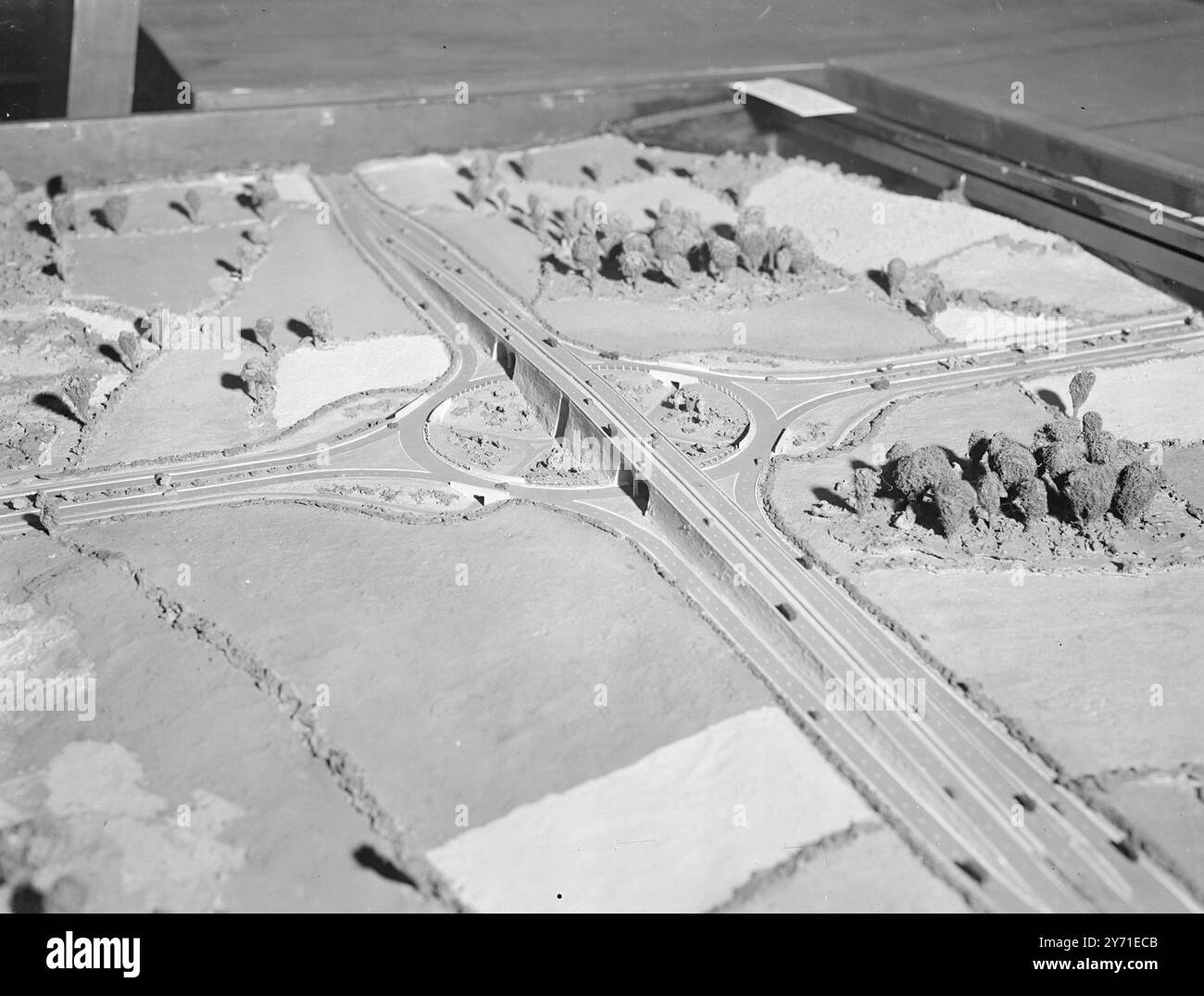 '' SURVOL '' ROUTE DES JONCTIONS DU FUTUR . Le ministre des Transports , le RT . L'voix . ALFRED BARNES , député, a ouvert une exposition de maquettes d'autoroutes au siège du ministère des Transports à Londres . L'exposition qui présente des idées sur les routes automobiles de l'avenir coïncide avec la première réunion à la Chambre des communes du Comité permanent chargé d'étudier le projet de loi spécial sur les routes . Certains des modèles comportaient la disposition et le traitement des carrefours routiers avec le système de rond-point « Fly-over » de préférence à la méthode Clover-Leaf qui nécessite une grande quantité de terres utilisées Banque D'Images