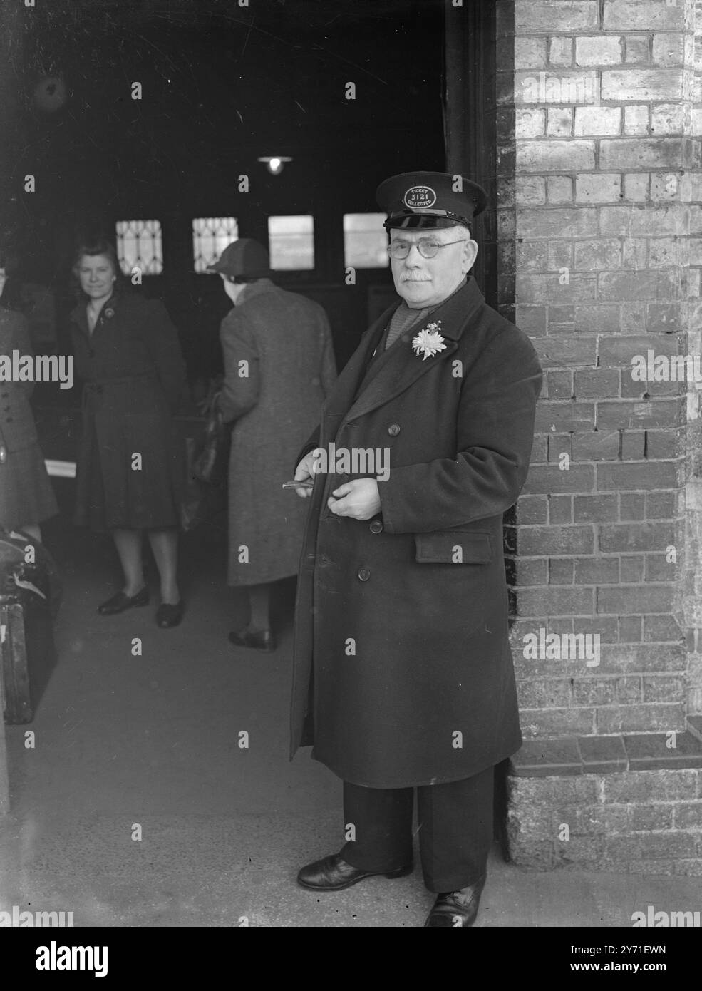 W . J DELVES - collecteur de billets - station Bromley c. 1940 Banque D'Images