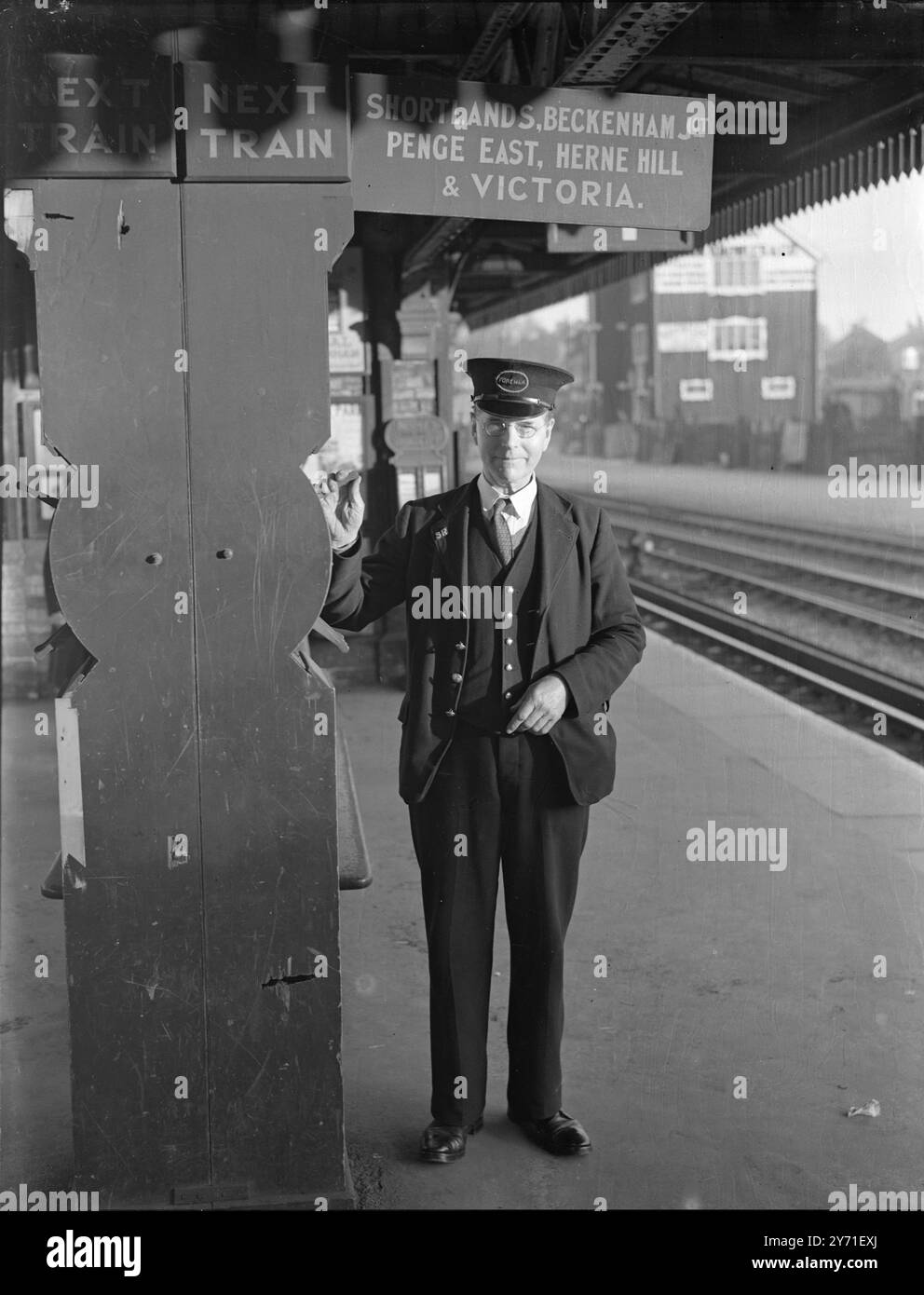 Bromley Station, KentStation Foreman. A H Fisher c. 1940 Banque D'Images