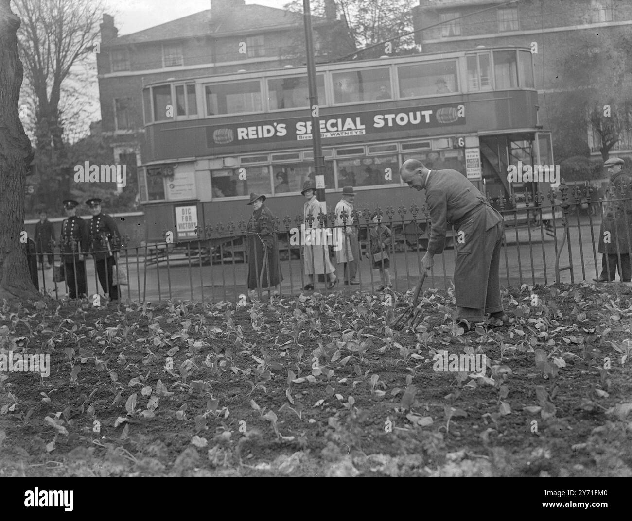 Creuser pour VictoryA parcelle de légumes au coin d'une route principale de banlieue. 1940 Banque D'Images