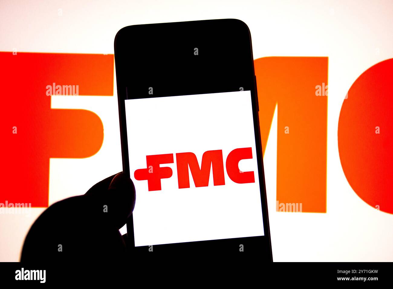 Inde. 26 septembre 2024. Dans cette illustration photo, un logo FMC vu affiché sur un smartphone et en arrière-plan. (Photo par Avishek Das/SOPA images/SIPA USA) *** strictement à des fins d'actualités éditoriales *** crédit : SIPA USA/Alamy Live News Banque D'Images