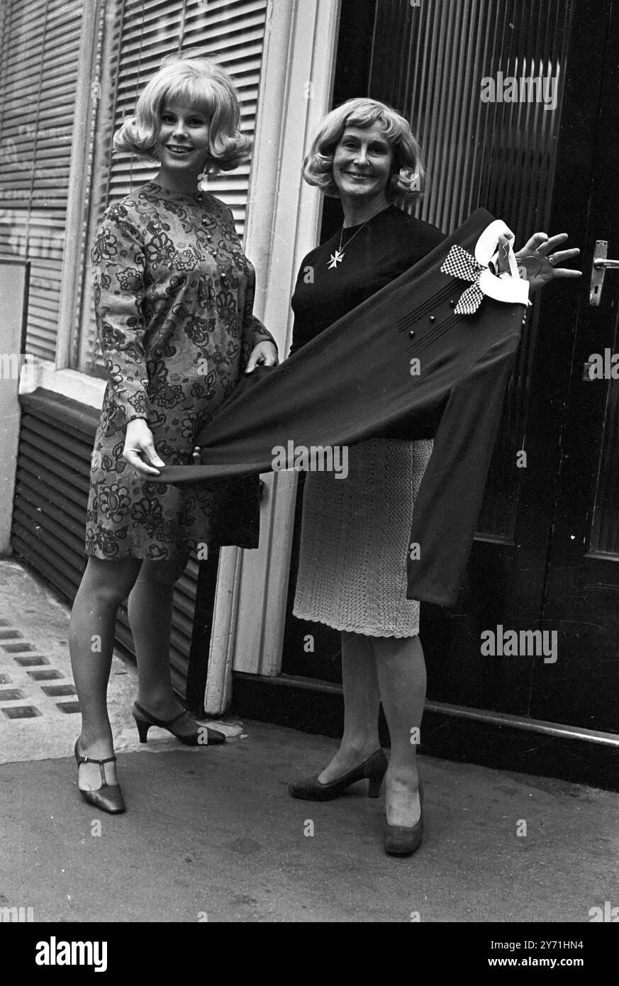 L'un des fans les plus enthousiastes de West Ham et le capitaine de football de l'Angleterre Bobby Moore est photographié ici modèle de vêtements de maternité à Londres. Mais il se trouve qu'elle est Tina Moore , épouse du célèbre footballeur , qui attend un bébé en mars 1968 , et est allée à la page Boy Maternities Establishment pour choisir des robes à porter pendant la période d'attente , Londres . 25 octobre 1967 Banque D'Images L'un des fans les plus enthousiastes de West Ham et le capitaine de football de l'Angleterre Bobby Moore est photographié ici modèle de vêtements de maternité à Londres. Mais il se trouve qu'elle est Tina Moore , épouse du célèbre footballeur , qui attend un bébé en mars 1968 , et est allée à la page Boy Maternities Establishment pour choisir des robes à porter pendant la période d'attente , Londres . 25 octobre 1967 Banque D'Images
