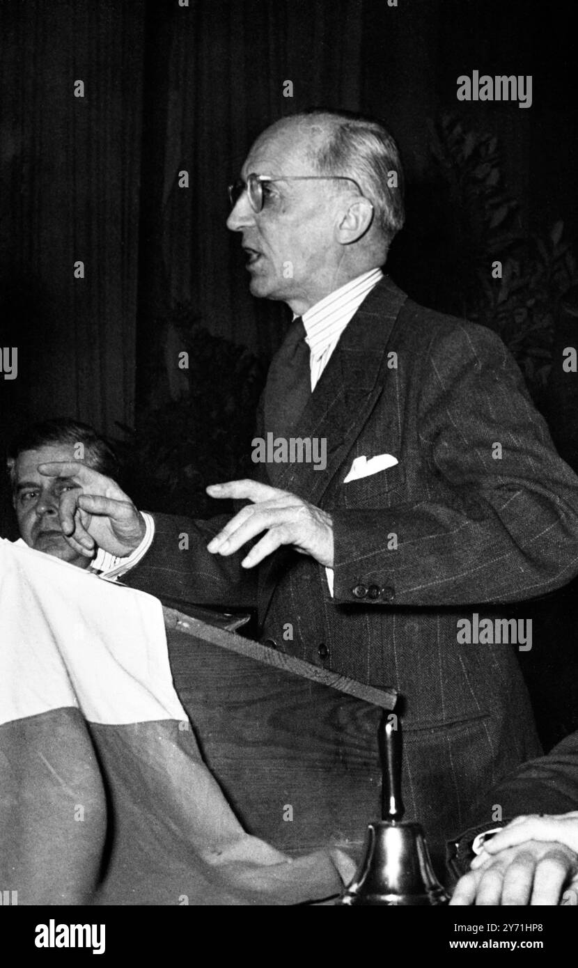 L'ancien général nazi Hasso von Manteuffel à la réunion du parti démocrate libre à Berlin-Ouest, Allemagne, le 10 avril 1954 Banque D'Images