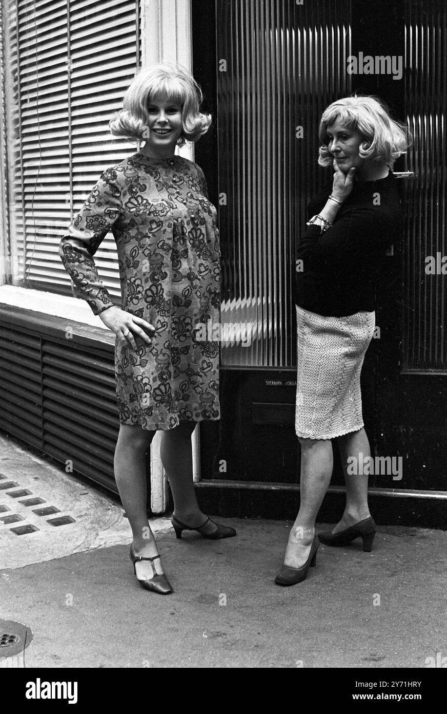 L'un des fans les plus enthousiastes de West Ham et le capitaine de football de l'Angleterre Bobby Moore est photographié ici modèle de vêtements de maternité à Londres. Mais il se trouve qu'elle est Tina Moore , épouse du célèbre footballeur , qui attend un bébé en mars 1968 , et est allée à la page Boy Maternities Establishment pour choisir des robes à porter pendant la période d'attente , Londres . 25 octobre 1967 Banque D'Images L'un des fans les plus enthousiastes de West Ham et le capitaine de football de l'Angleterre Bobby Moore est photographié ici modèle de vêtements de maternité à Londres. Mais il se trouve qu'elle est Tina Moore , épouse du célèbre footballeur , qui attend un bébé en mars 1968 , et est allée à la page Boy Maternities Establishment pour choisir des robes à porter pendant la période d'attente , Londres . 25 octobre 1967 Banque D'Images