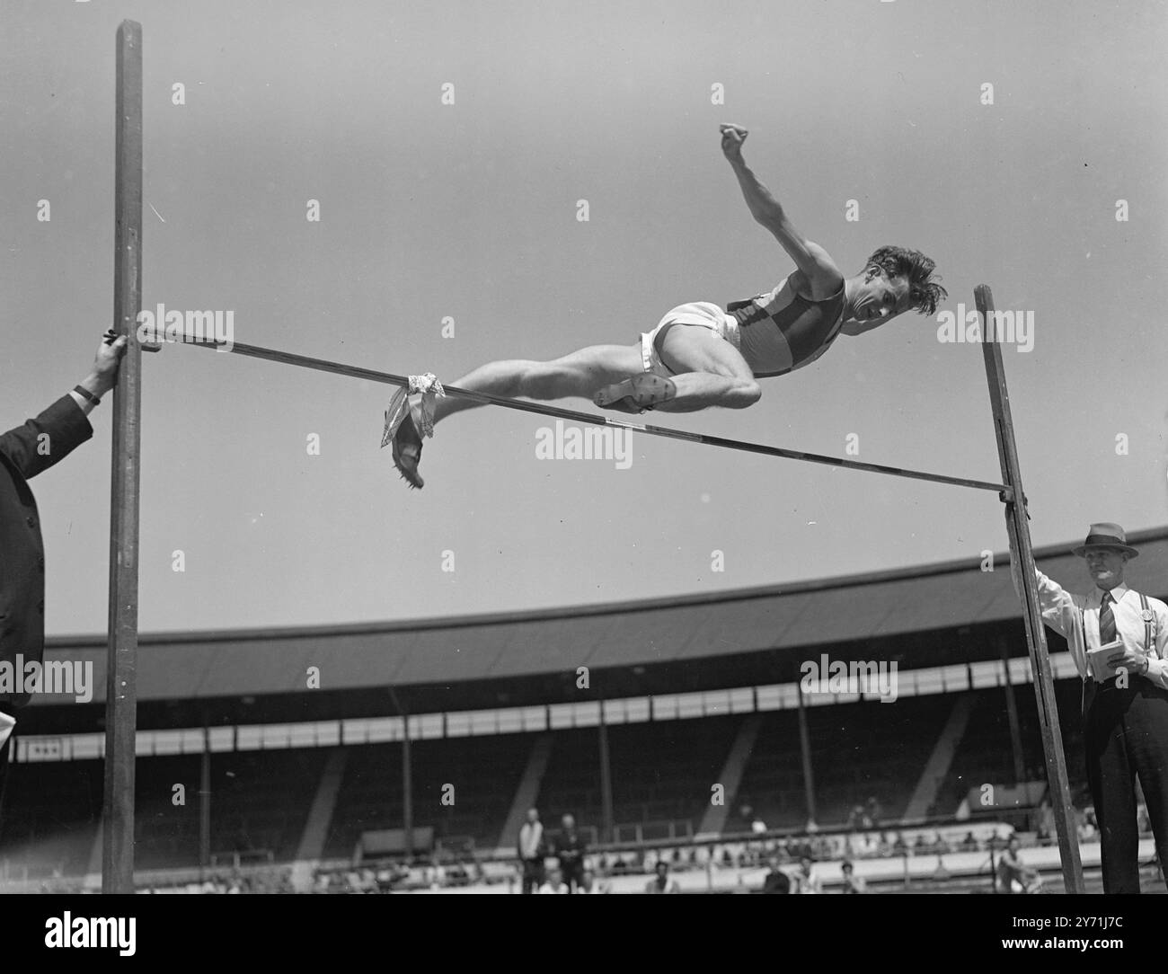 JEUX BRITANNIQUES ET CHAMPIONNATS INTER-COMTÉS. Presque tous les athlètes de la liste britannique des possibles olympiques étaient en action , aujourd'hui (lundi de Whit) , aux JEUX BRITANNIQUES et aux CHAMPIONNATS inter-comtés , à la ville blanche de Londres, des athlètes de Hollande , de Suède, d'Irlande du Nord et d'Écosse ont également participé. L'IMAGE MONTRE:- 'Winged for Whitsun' -R.C. PAVITT de Middlesex, remporte le High Jump à 6 pieds 1 ich, à la White City, aujourd'hui. 17 mai 1948 . Banque D'Images