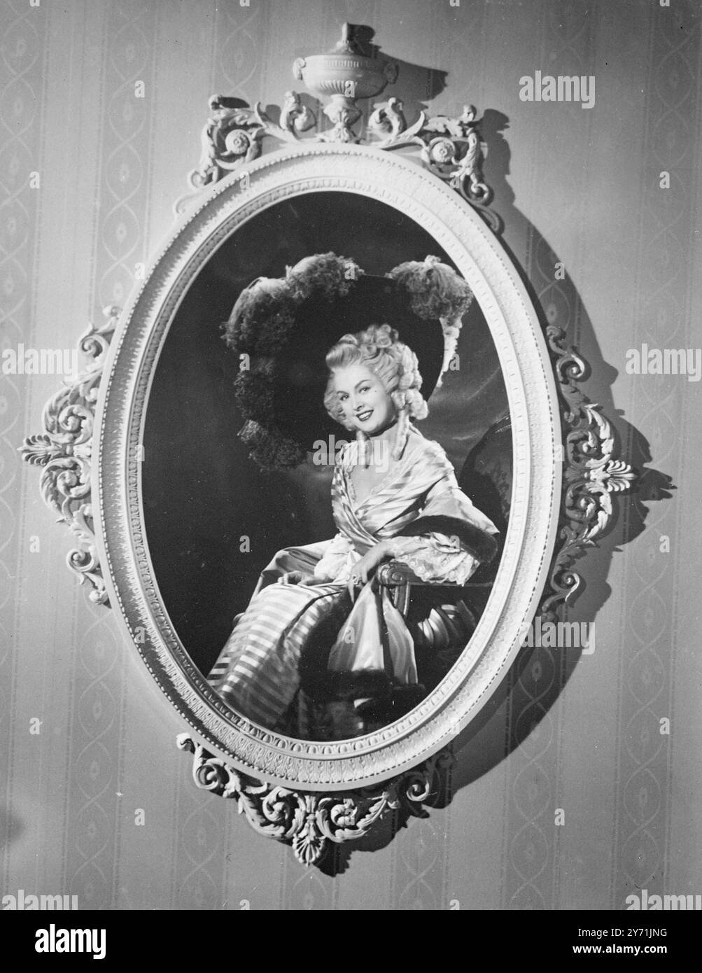 LA NOUVELLE DAME DE GAINSBOROUGH Miss Thelma Cuthbert , mannequin de 25 ans , de Bolton- Gardens , Kensington , Londres , est la nouvelle dame de Gainsborough . Elle apparaîtra dans la marque de commerce de Gainsborough films. Son visage sera vu dans le cadre antique familier avec un chapeau gracieux à plumes d'autruche , avant chaque film commence. Être filmé dans ce but était la première fois que Miss Cuthbert apparaissait devant des caméras de cinéma. IMAGES MONTRENT:- The New Gainsborough Lady , Miss Thelma Cuthbert telle qu'elle apparaîtra dans la marque de commerce pour Gainsborough films . 11 novembre 1948 Banque D'Images