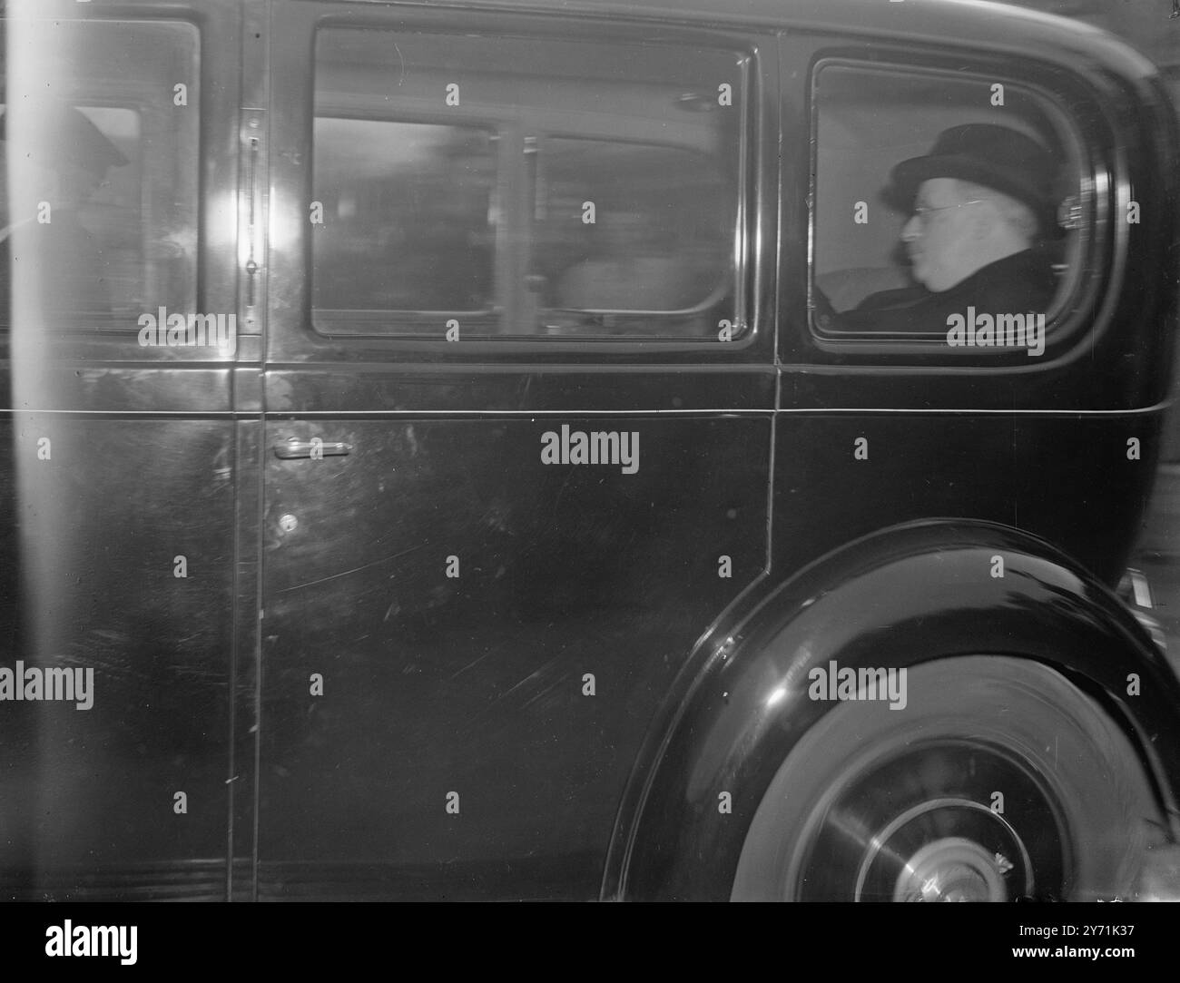 SIR JOHN WEIR , MÉDECIN ORDINAIRE À LA REINE Une image tirée des dossiers m novembre 1948 , de SIR JOHN WEIR, 79 ans, qui est ordinaire à la reine . Il a également occupé ce poste sous le roi George VI , et la reine Mary . Il est également médecin consultant honoraire au Royal Homeopathic Hospital de Londres. Il connaît la reine depuis qu'elle était bébé et il l'a soignée pour les naissances des deux enfants royaux. Il a retardé un congé au début du mois pour interroger la Reine à son retour du Canada. Buckingham Palace a annoncé ce matin que sa Majesté attend un bébé, attendu tôt Banque D'Images
