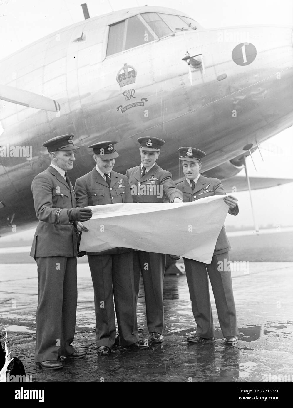 LE VOL DU ROI SE PRÉPARE POUR LA VISITE ROYALE. Les avions Viking pour le King's Flight sont maintenant en train d'être préparés à la Royal Air Force Station , Benson , Oxfords location , en préparation pour le Royal Tour of Australia en janvier prochain . En plus de voler le parti royal (le roi toujours dans un avion séparé de la reine ) le vol agira comme coursier des documents du Cabinet entre le Royaume-Uni et les Dominions, un voyage de huit jours . L'IMAGE MONTRE:- L'équipage de l'avion No.1 de Heanor , Derby , ingénieur : chef d'escadron H.F. PAYNE de Northampton) , capitaine ; et vol Lt .A. BROWNE (Grimsby) , N. Banque D'Images
