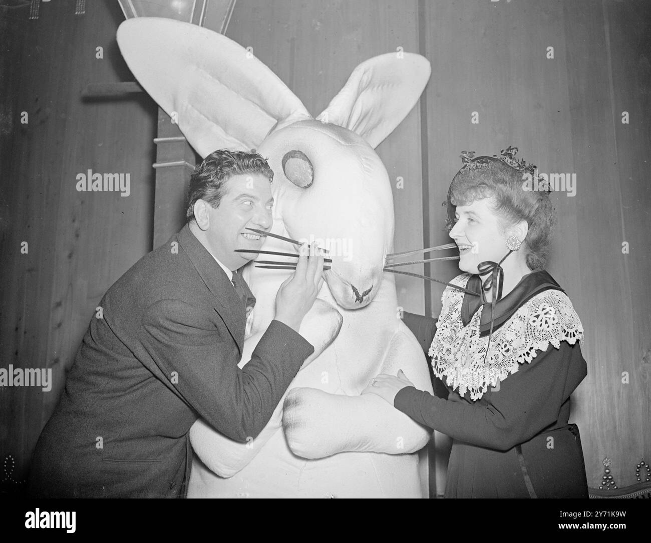 SID RENCONTRE HARVEY le comédien ACE SID FIELDS a été présenté à '' Harvey'- un lapin de six pieds de haut , par Mme . MARY CHASE, auteur de la pièce ' Harvey ' au Savoy Hotel London . SID sera vedette dans la production londonienne qui est tout sur un lapin imaginaire qui vient dans la vie des gens et crée toutes sortes de situations où Harvey et Sid se réunissent, il y a forcément beaucoup de plaisir pour tout le monde . 18 novembre 1948 Banque D'Images