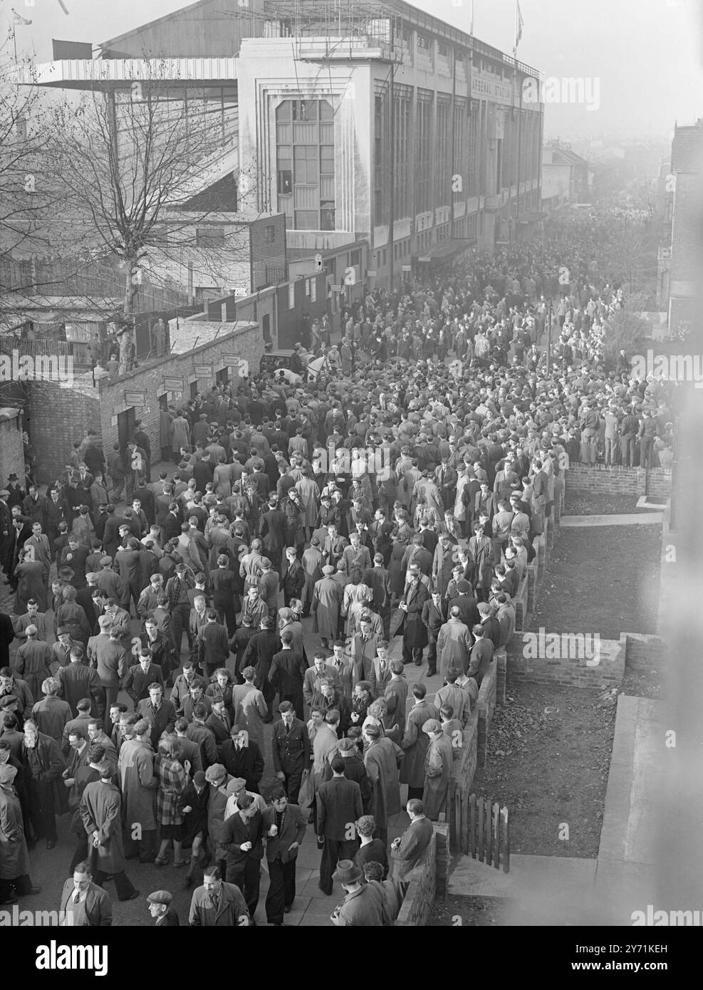 20 000 SE SONT DÉTOURNÉS À HIGHBURY - - - - environ 20 000 personnes qui se sont détournées à Highbury , Londres , pour le match Arsenal V Newcastle . Les billets étaient vendus il y a plus d’un mois et toutes les entrées du terrain étaient fermées une heure avant le début du match. - - - - - PHOTOS MONTRE:- Une sélection de la foule énorme qui ont été refoulés au stade Highbury. - - - - 20 novembre 1948 Banque D'Images