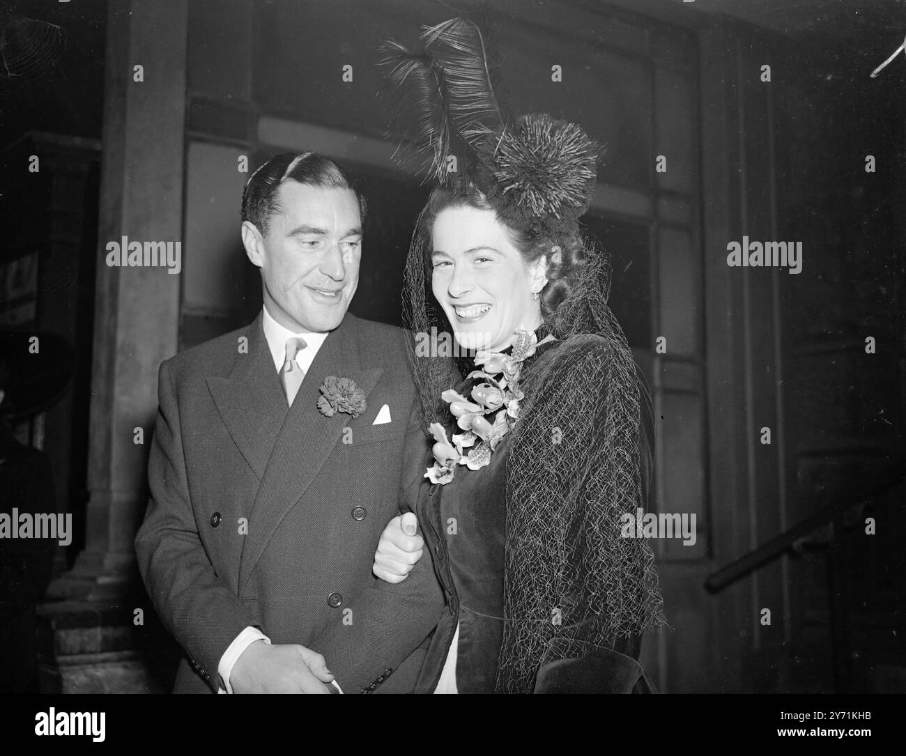 ANNE WALKER et M. ALEX DUNCAN , deux pilotes bien connus , se sont mariés à Caxton Hall , Londres . Leur mariage qui est un grand événement dans les cercles de l'aviation, doit être célébré lors d'une fête à Londonderry House , le centre d'aviation de Londres . Miss. Walker était un pilote de traversier A.T.A. pendant la guerre et détient une licence de pilote commercial '' B ''. L'IMAGE MONTRE:- TOUS LES SOURIRES . La mariée et le marié semblent quitter Caxton Hall après la cérémonie. La mariée porte une coiffe Spanish Trend . Son chapeau à plumes hautes est également garni d'un '' pompon '' et d'un voile s'étendant sur l'épaule , rem Banque D'Images