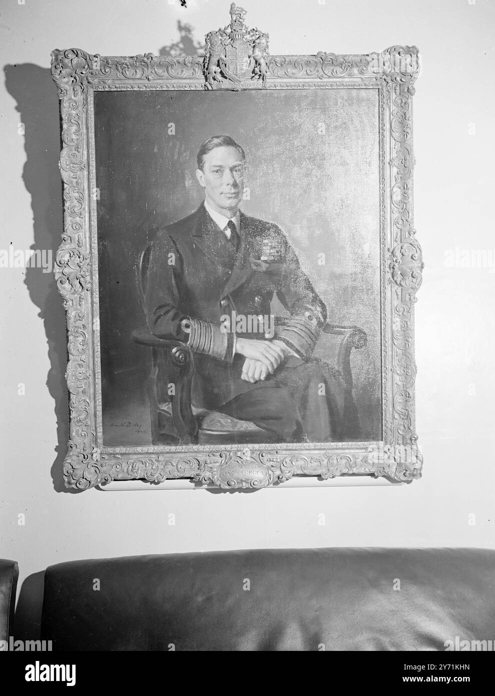 Une collection de portraits d'amiraux britanniques de la seconde Guerre mondiale sera inspectée par le roi au Royal Naval College , College , Greenwich , Londres . Tous peints par le capitaine Oswald Birley, M.C. ils se composent d'un portrait de sa Majesté le Roi à la tête de la Royal Navy et 17 portraits d'autres amiraux. Il s'agit de la première collection spécialement commandée de son genre depuis 1665 lorsque des portraits spéciaux ont été faits d'officiers du drapeau à la suite de la conclusion réussie des guerres. 22 novembre 1948 Banque D'Images