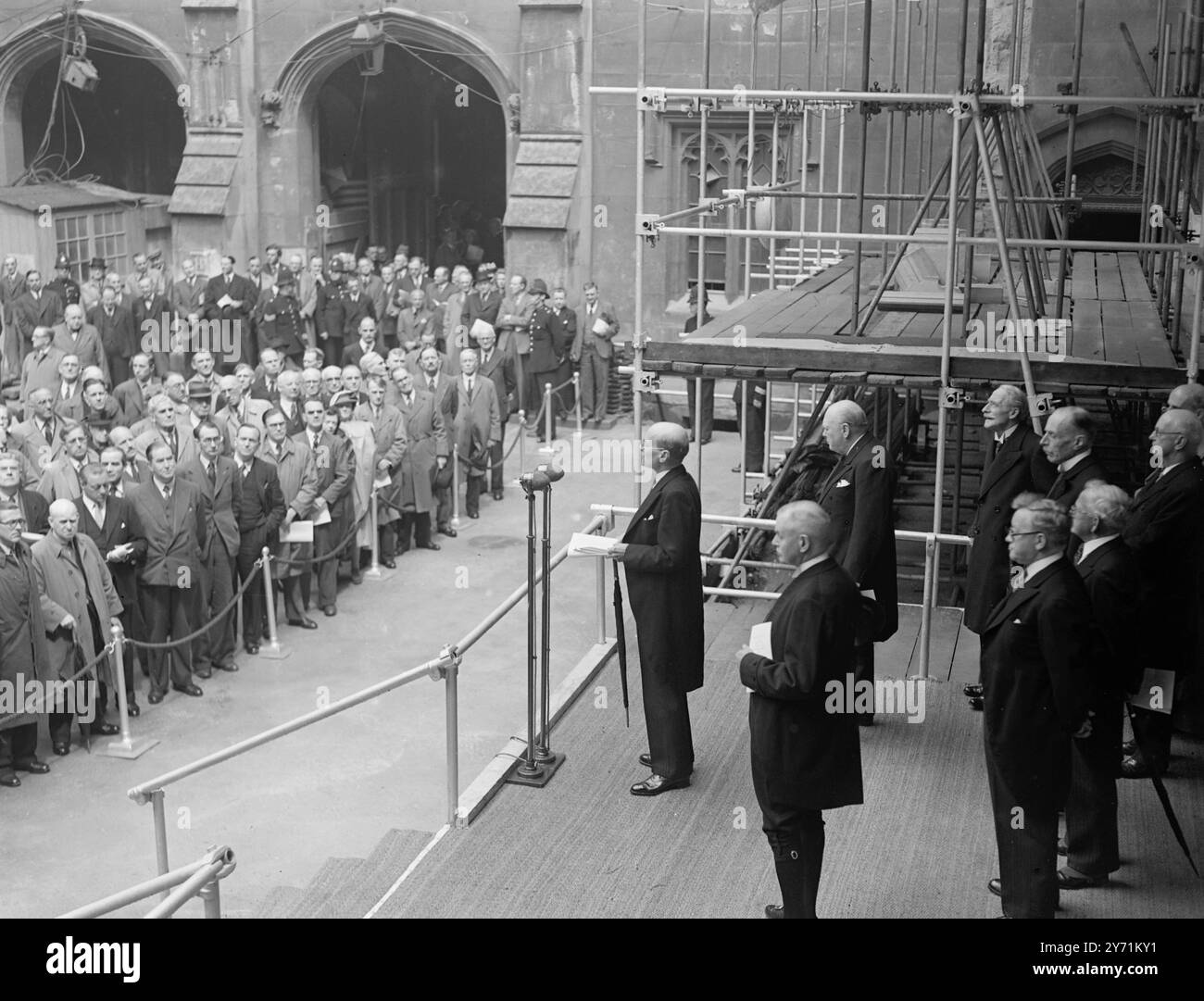 Pierre de fondation de la nouvelle Chambre des communes posée après la guerre. Clément Attlee parlant . Mai 26 1948 Banque D'Images