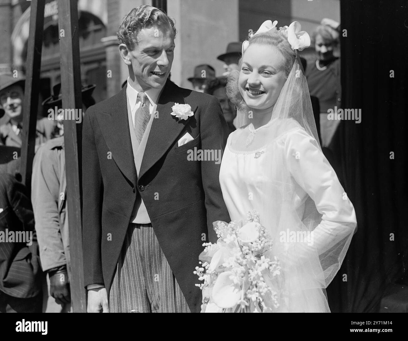 FILM STAR WEDS MISS. ELIZABETH ANNE SCHOFIELD , star de cinéma , s'est mariée à Mr . PHILIP LINDSEY HOBSON à St. Mark ' s , Londres Mlle . SCHOFIELD apparaît actuellement dans les films ' The First Gentleman ' et ' The Calendar ' actuellement en cours d'exécution à Londres et dans les banlieues . IMAGES MONTRENT :- ' son étoile Day ' star de cinéma Miss E . ANNE SCHOFIELD a joué le rôle principal dans une cérémonie de mariage quand elle a épousé Mr . P . L . HOBSON. Le couple heureux est vu quitter St. Marques . 2 juin 1948 Banque D'Images